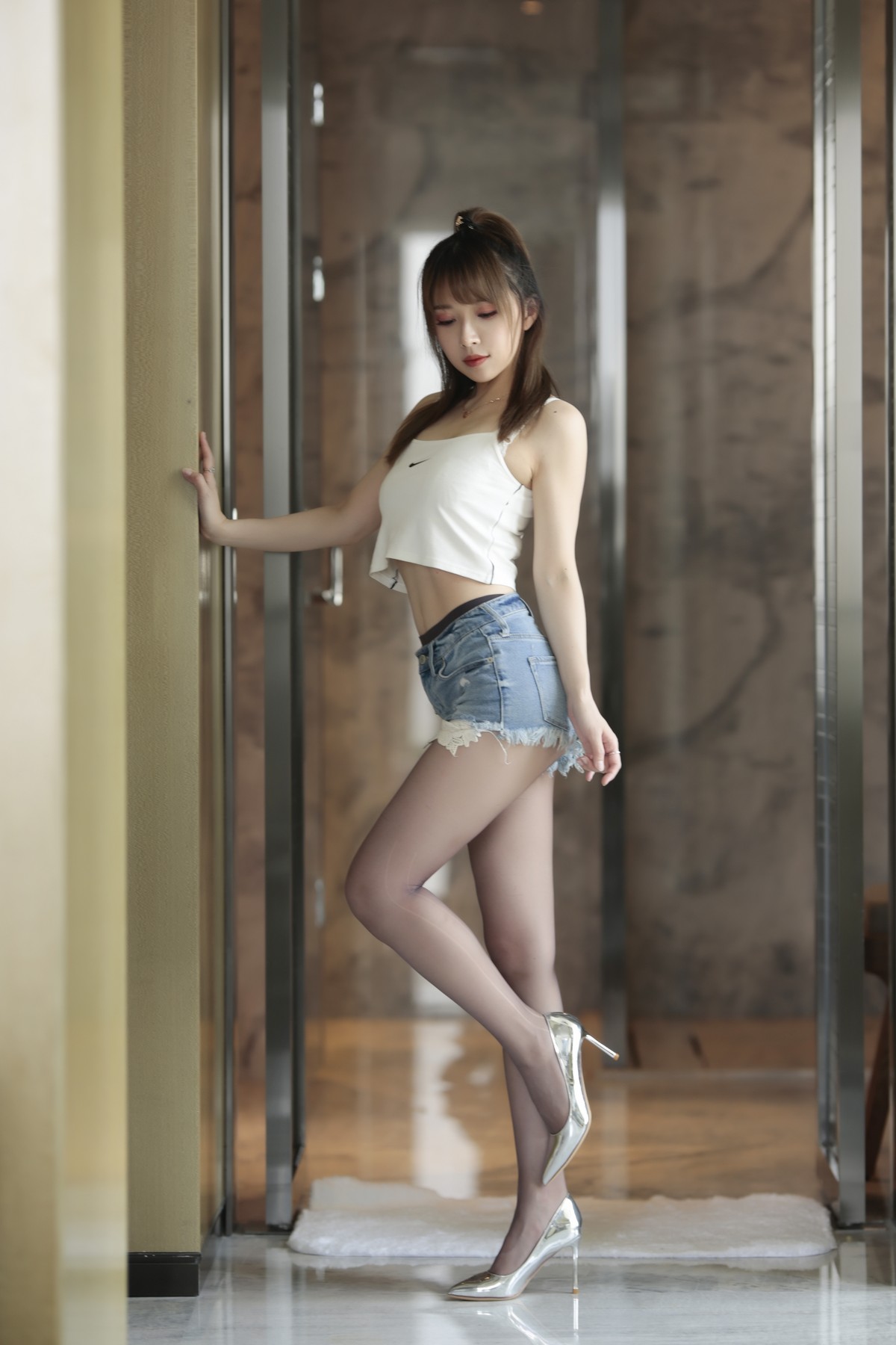 xgyw.top_斗鱼主播小女巫露娜牛仔小裤裤主题私房半脱牛仔短裤露无内黑丝极致诱惑写真78P