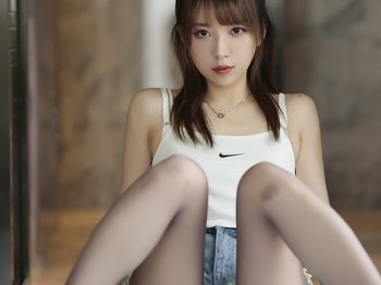 斗鱼主播小女巫露娜牛仔小裤裤主题私人半脱牛仔短裤露没有小内内黑色丝袜极致骚扰写真78P