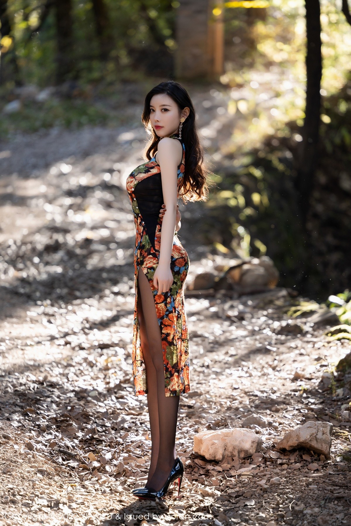 xgyw.top_[XiaoYu画语界]Vol.750_女神杨晨晨Yome丽江心愿旅拍性感花色旗袍配开档黑丝诱惑写真78P