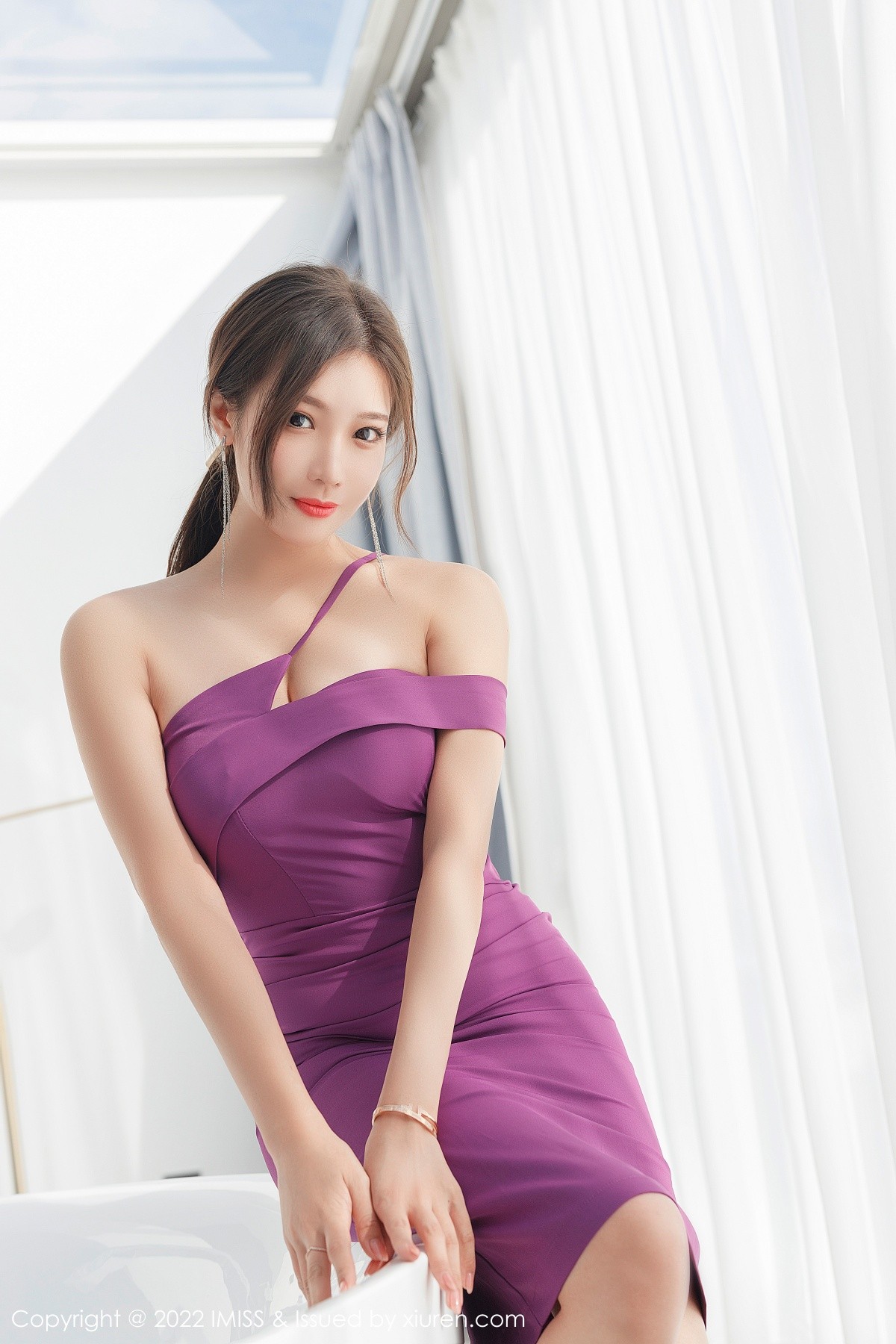 xgyw.top_[IMISS爱蜜社]Vol.675_女神小狐狸Kathryn脱玫红色连衣裙露性感红色内衣完美诱惑写真44P