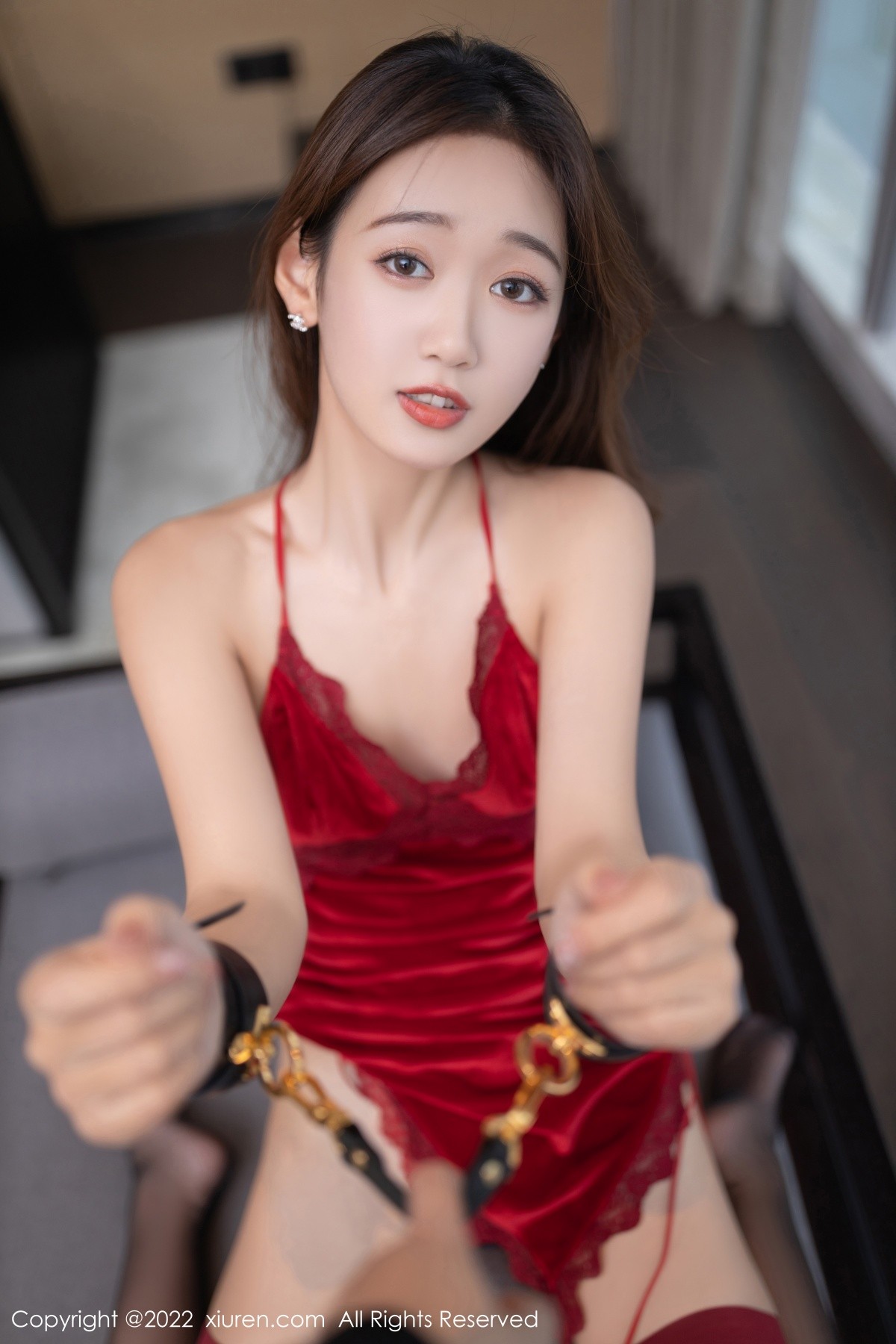 xgyw.top_XiuRen第4827期_模特唐安琪珠三角旅拍性感红色吊裙配诱人黑丝完美诱惑写真78P