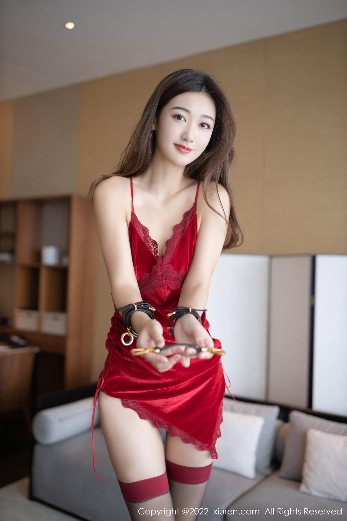 xgyw.top_XiuRen第4827期_模特唐安琪珠三角旅拍性感红色吊裙配诱人黑丝完美诱惑写真78P