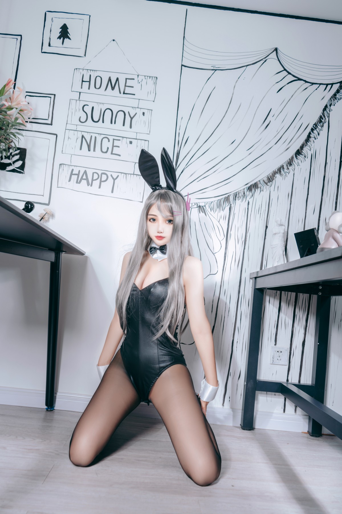 xgyw.top_网络美女Eloise软软兔女郎主题黑色低胸连体衣配黑丝裤袜秀完美身材诱惑写真53P
