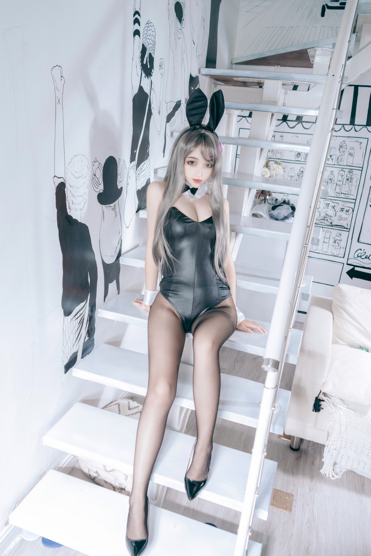 xgyw.top_网络美女Eloise软软兔女郎主题黑色低胸连体衣配黑丝裤袜秀完美身材诱惑写真53P