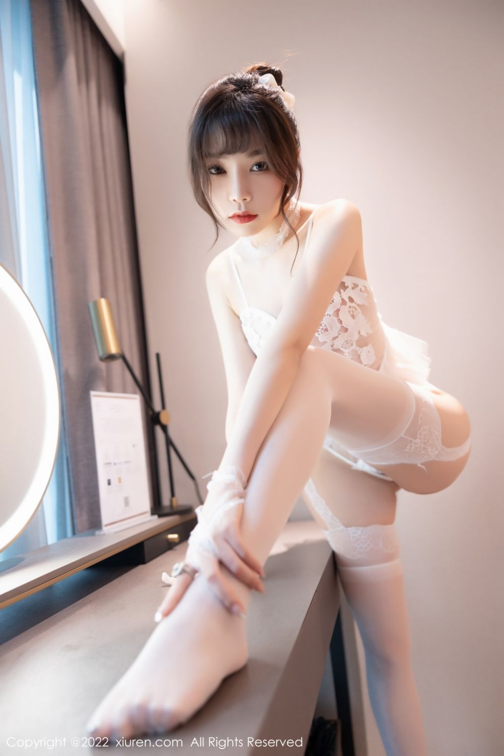 xgyw.top_XiuRen第4840期_女神芝芝Booty性感深V吊裙配肉丝 白色蕾丝内衣撩人诱惑写真76P