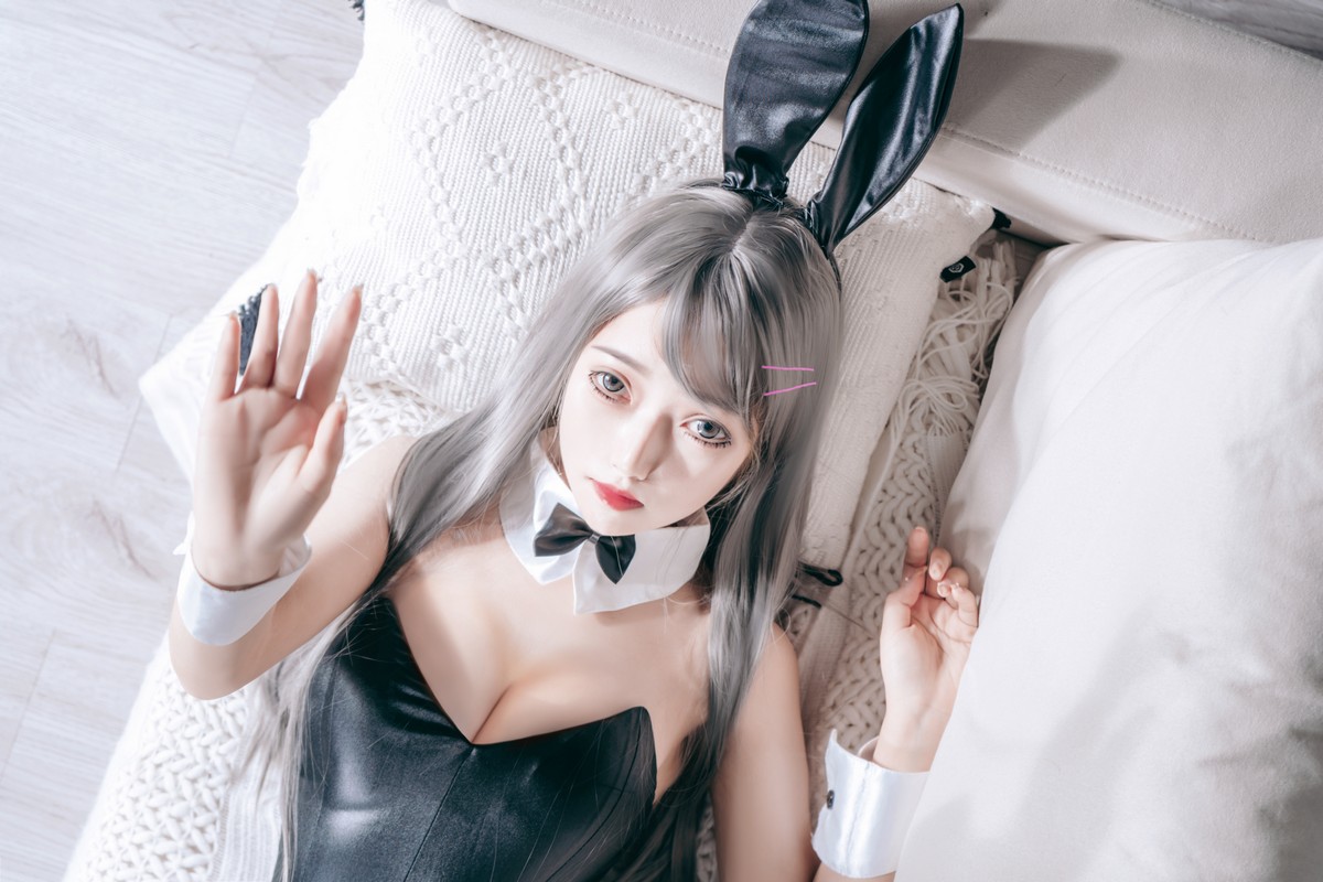 xgyw.top_网络美女Eloise软软兔女郎主题黑色低胸连体衣配黑丝裤袜秀完美身材诱惑写真53P