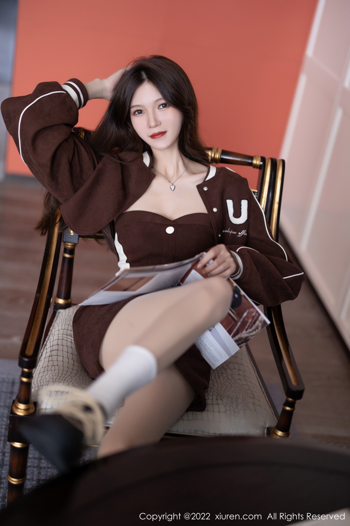 xgyw.top_XiuRen第4833期_模特程程程厦门旅拍脱简约棕色套装露性感内衣无内肉丝诱惑写真77P