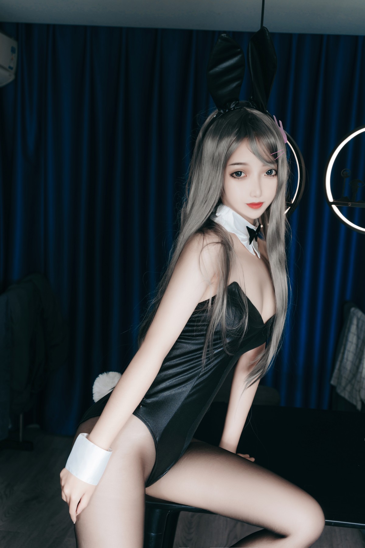 xgyw.top_网络美女Eloise软软兔女郎主题黑色低胸连体衣配黑丝裤袜秀完美身材诱惑写真53P