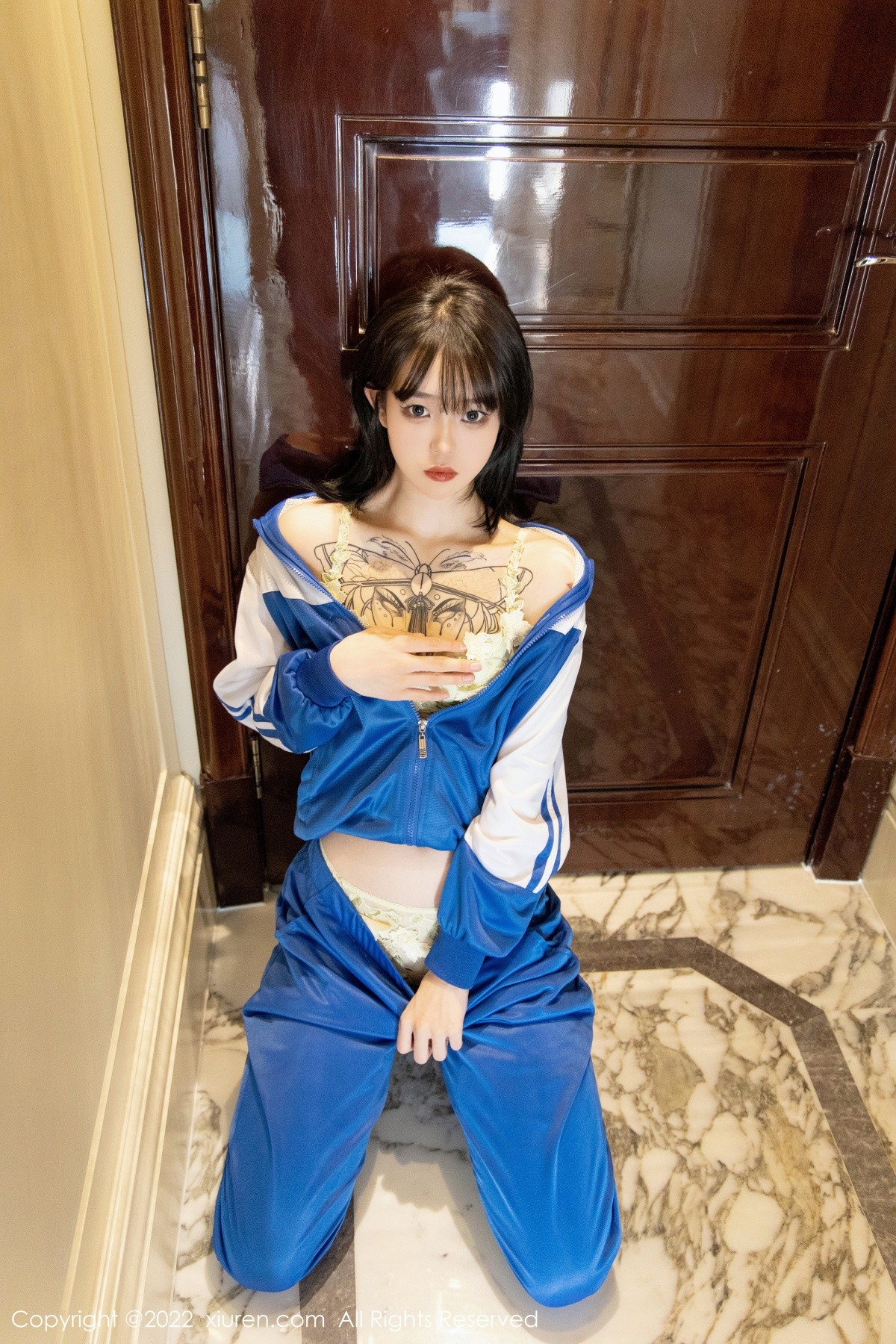 xgyw.top_XiuRen第4838期_模特奶瓶私房半脱蓝白运动服露性感黄色内衣秀完美身材诱惑写真70P