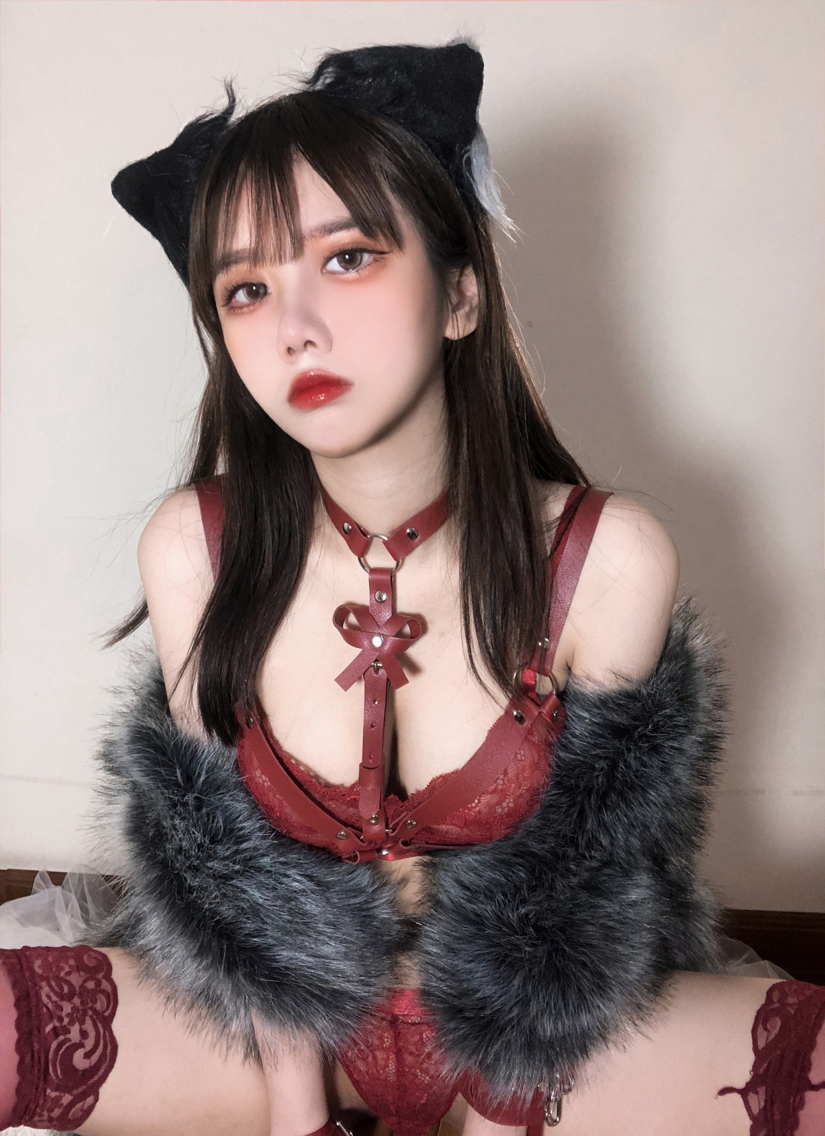 xgyw.top_动漫博主果咩酱w红太狼主题私房性感红色蕾丝内衣配蕾丝袜秀完美身材诱惑写真40P
