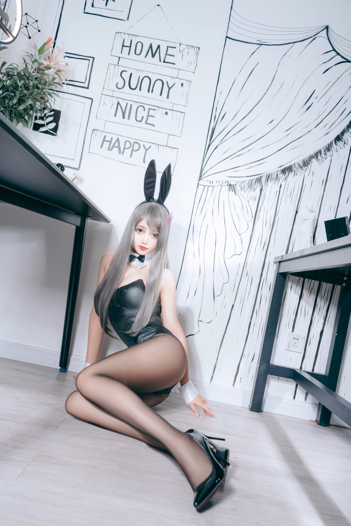 xgyw.top_网络美女Eloise软软兔女郎主题黑色低胸连体衣配黑丝裤袜秀完美身材诱惑写真53P