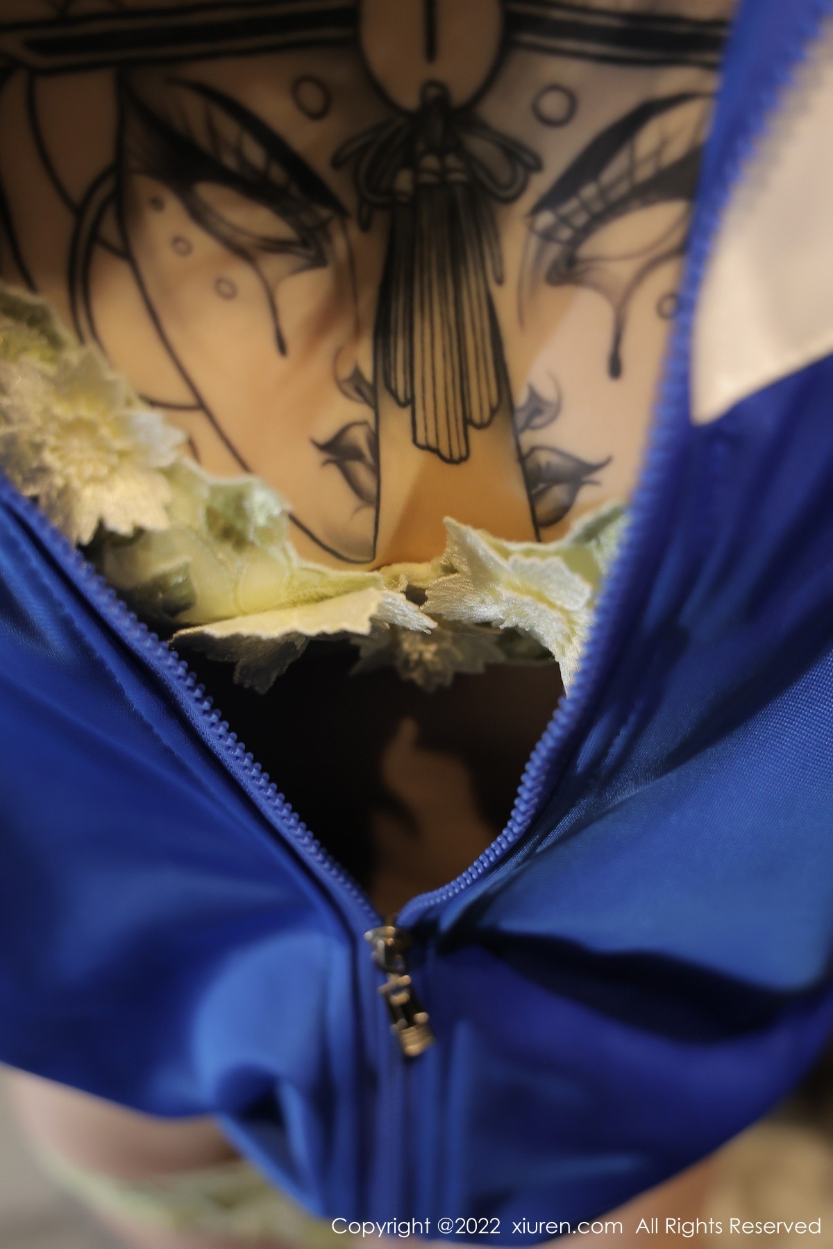 xgyw.top_XiuRen第4838期_模特奶瓶私房半脱蓝白运动服露性感黄色内衣秀完美身材诱惑写真70P