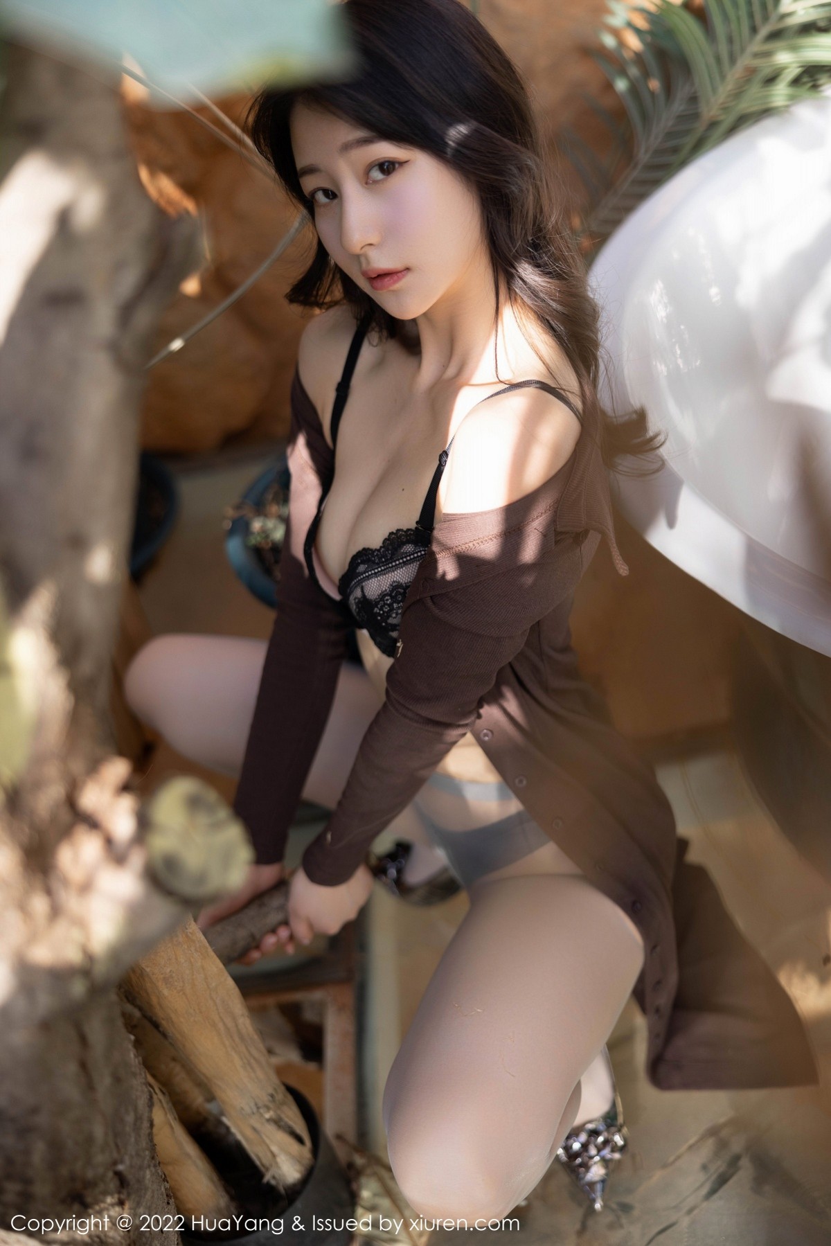 xgyw.top_[HuaYang花漾]Vol.496_模特熊小诺大理旅拍户外半撩露黑色蕾丝内衣配超薄肉丝诱惑写真61P