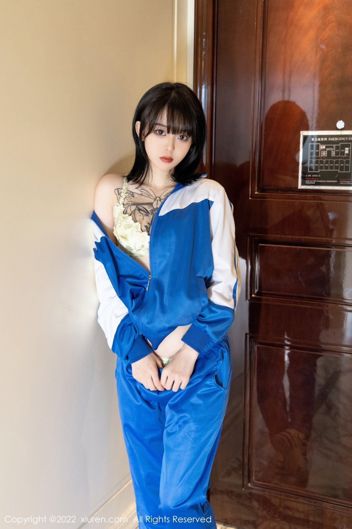 xgyw.top_XiuRen第4838期_模特奶瓶私房半脱蓝白运动服露性感黄色内衣秀完美身材诱惑写真70P