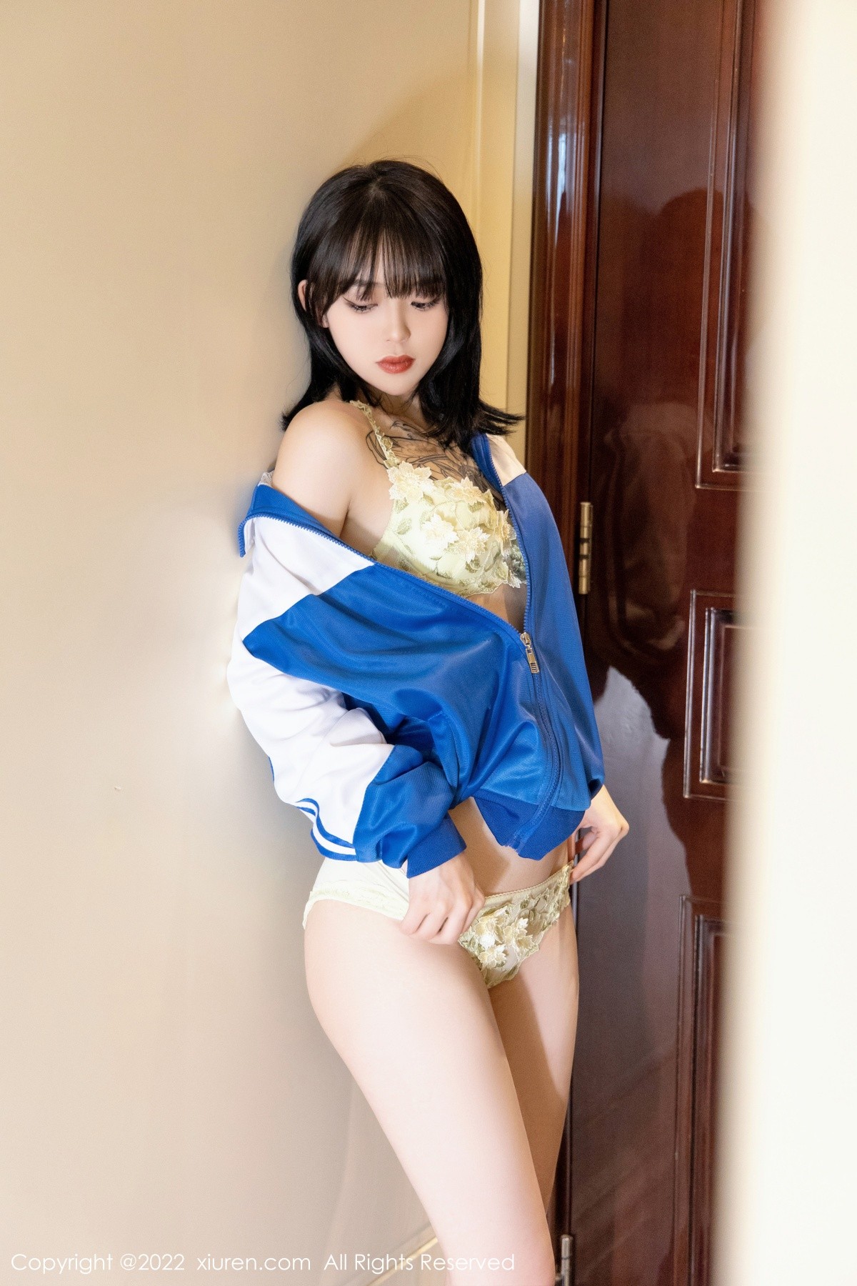 xgyw.top_XiuRen第4838期_模特奶瓶私房半脱蓝白运动服露性感黄色内衣秀完美身材诱惑写真70P