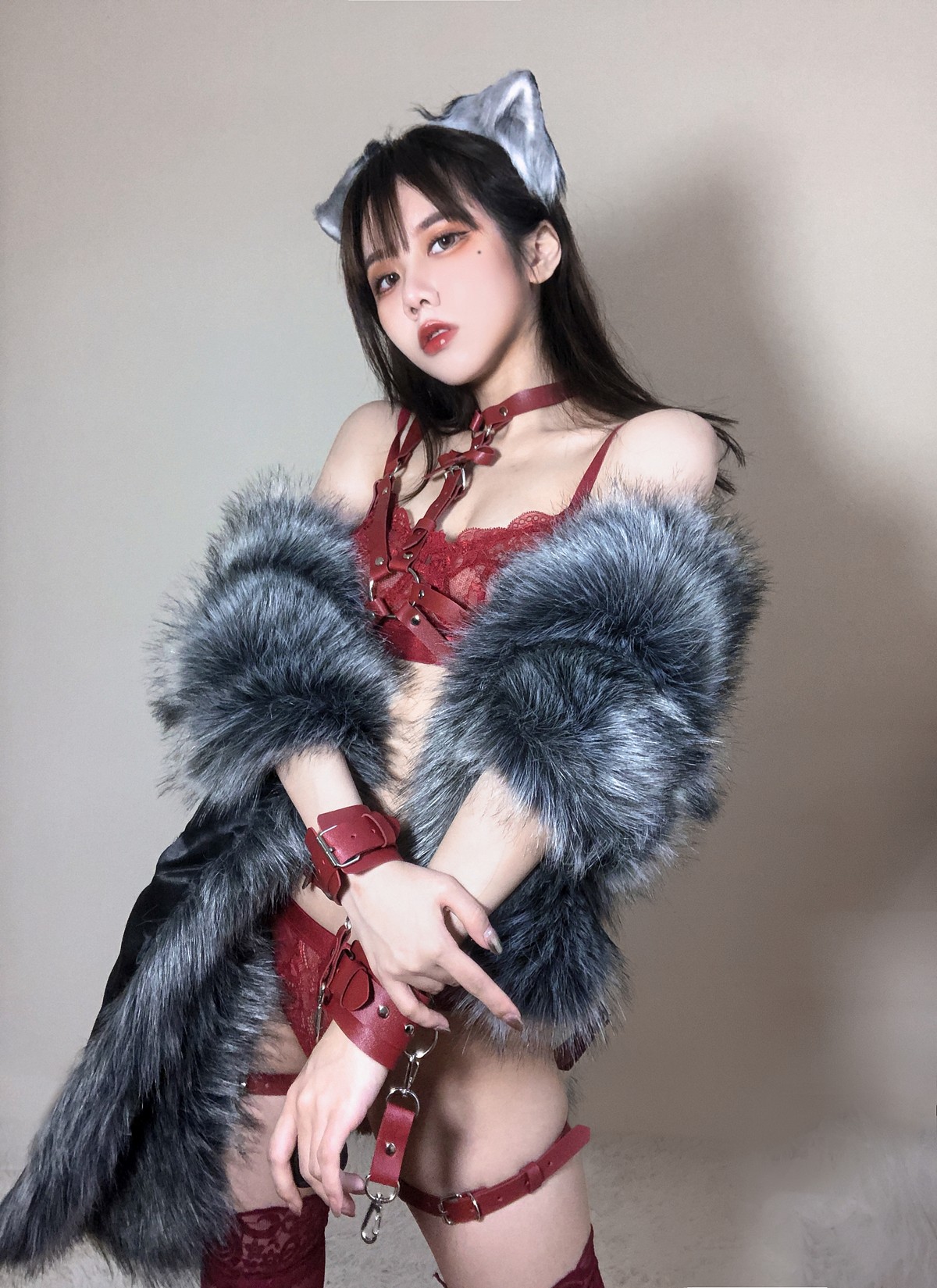 xgyw.top_动漫博主果咩酱w红太狼主题私房性感红色蕾丝内衣配蕾丝袜秀完美身材诱惑写真40P