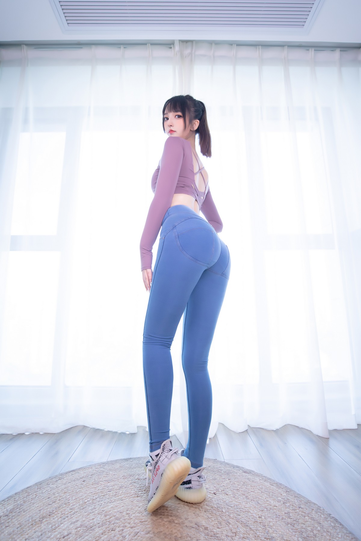 xgyw.top_萝莉美女神楽坂真冬牛仔裤女孩主题私房性感白色蕾丝内衣配牛仔短裤诱惑写真150P