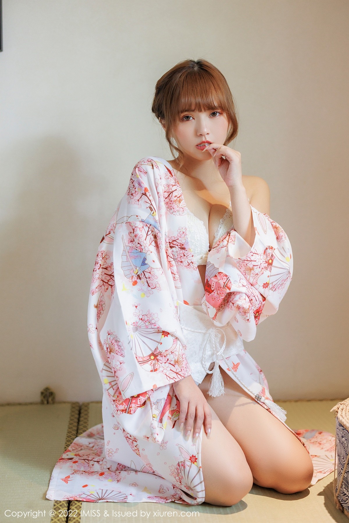 xgyw.top_[IMISS爱蜜社]Vol.676_模特张思允Nice云南心愿旅拍半脱和服露蕾丝内衣完美诱惑写真60P