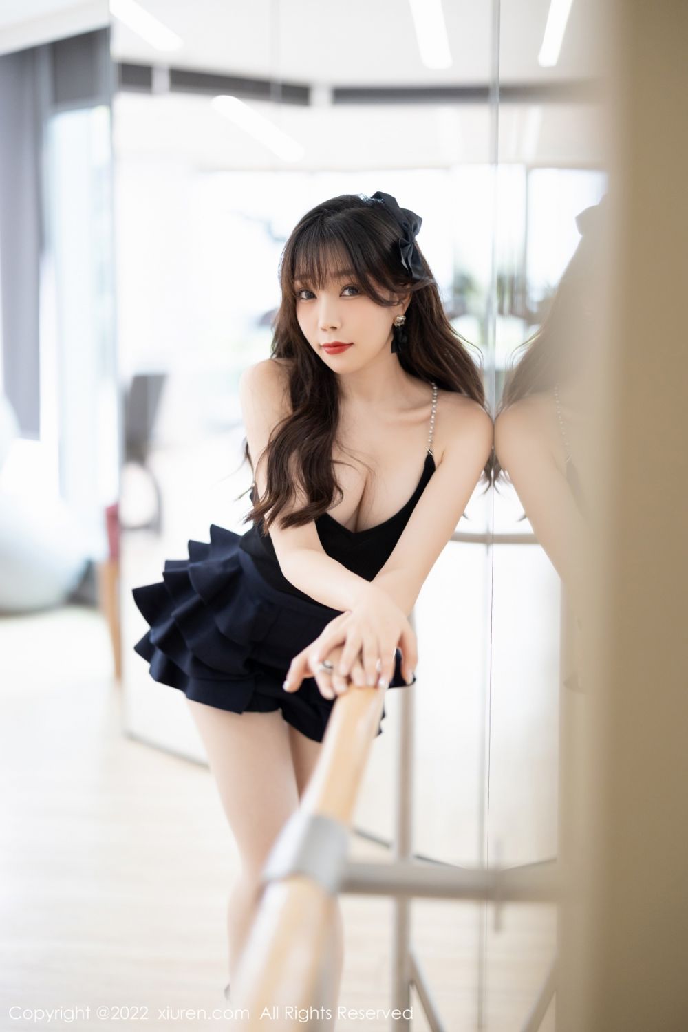 xgyw.top_XiuRen第4840期_女神芝芝Booty性感深V吊裙配肉丝 白色蕾丝内衣撩人诱惑写真76P