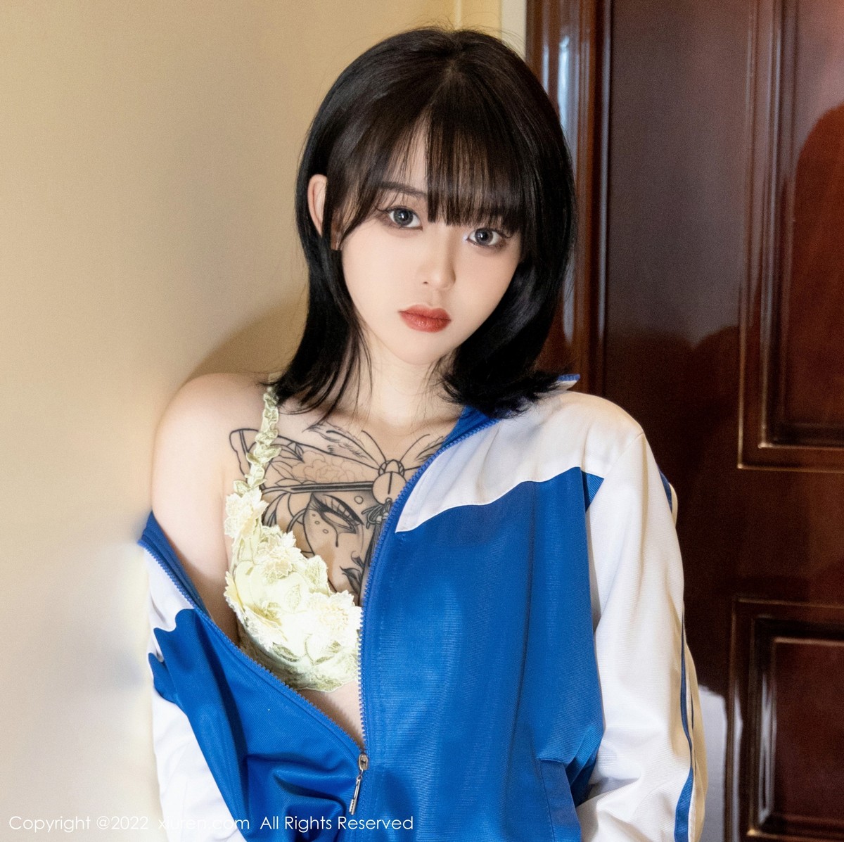 xgyw.top_XiuRen第4838期_模特奶瓶私房半脱蓝白运动服露性感黄色内衣秀完美身材诱惑写真70P