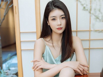 XiuRen第4832期_车模可乐Vicky黑色收身服饰配超薄黑色丝袜裤袜秀完美身材骚扰写真45P