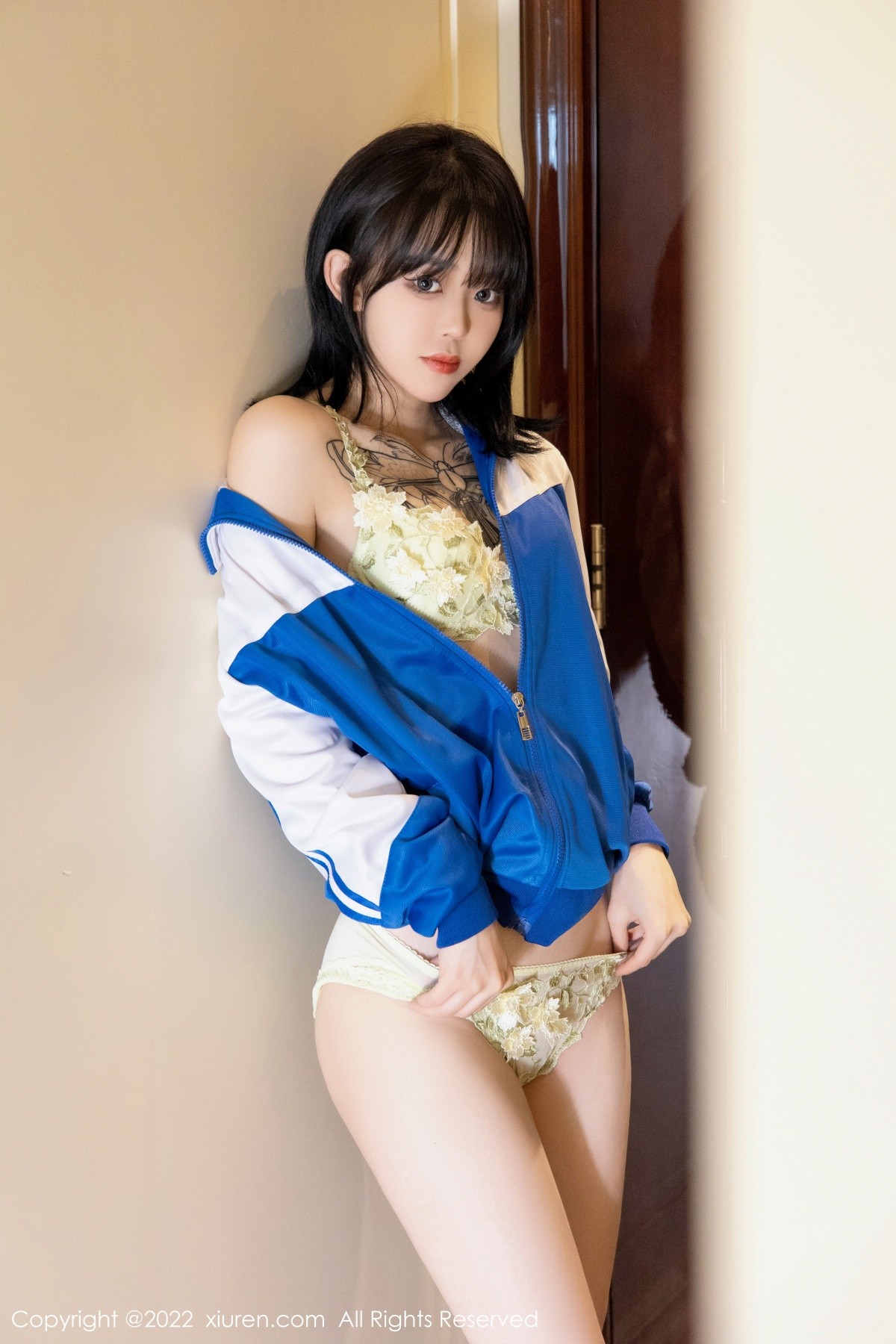 xgyw.top_XiuRen第4838期_模特奶瓶私房半脱蓝白运动服露性感黄色内衣秀完美身材诱惑写真70P