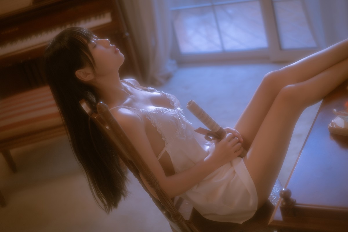 xgyw.top_阳光美少女萌芽儿o0遐私房主题性感白色蕾丝低胸吊裙秀白嫩肌肤撩人诱惑写真43P