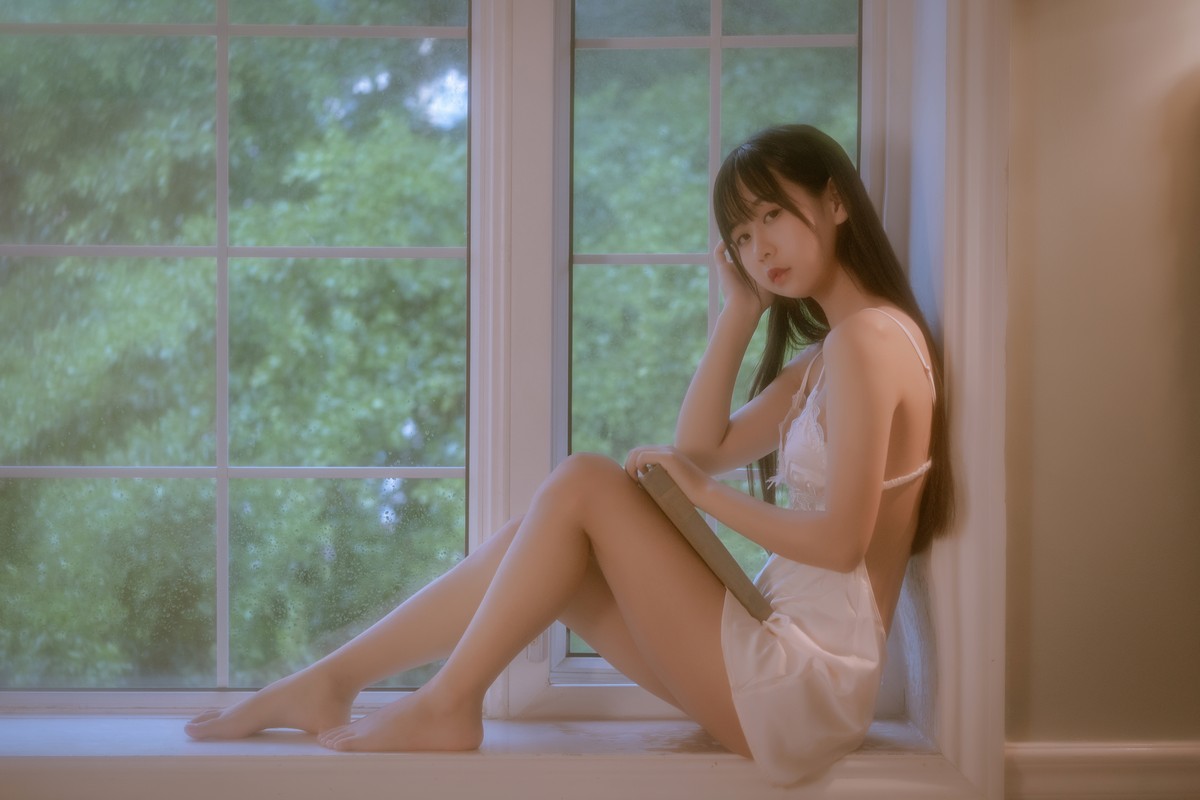 xgyw.top_阳光美少女萌芽儿o0遐私房主题性感白色蕾丝低胸吊裙秀白嫩肌肤撩人诱惑写真43P