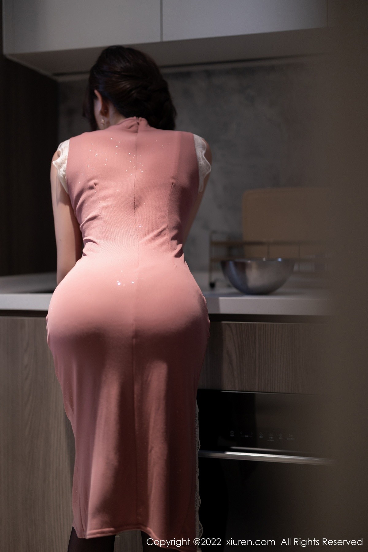 xgyw.top_XiuRen第4848期_女神芝芝Booty厨娘角色主题粉红色旗袍配黑丝裤袜极致魅惑写真78P