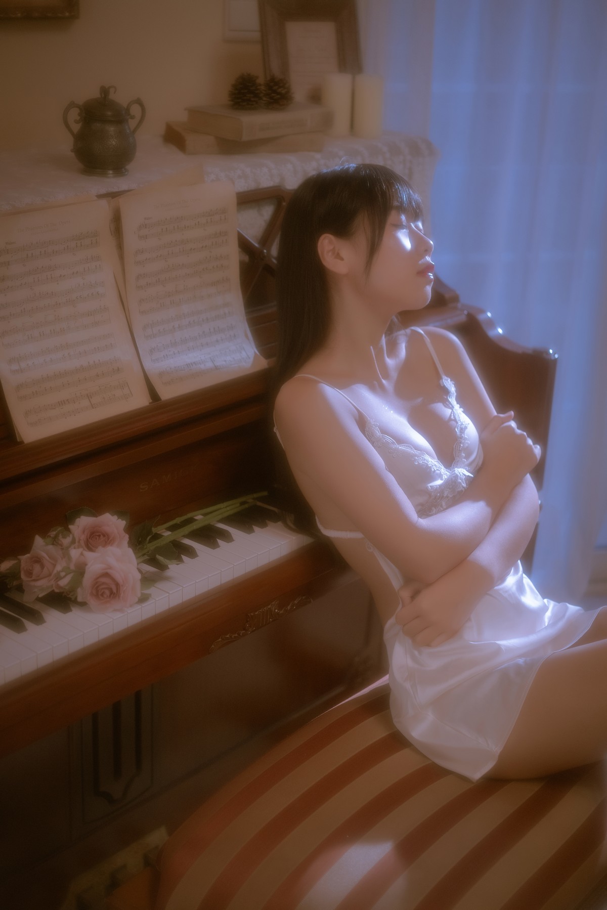xgyw.top_阳光美少女萌芽儿o0遐私房主题性感白色蕾丝低胸吊裙秀白嫩肌肤撩人诱惑写真43P