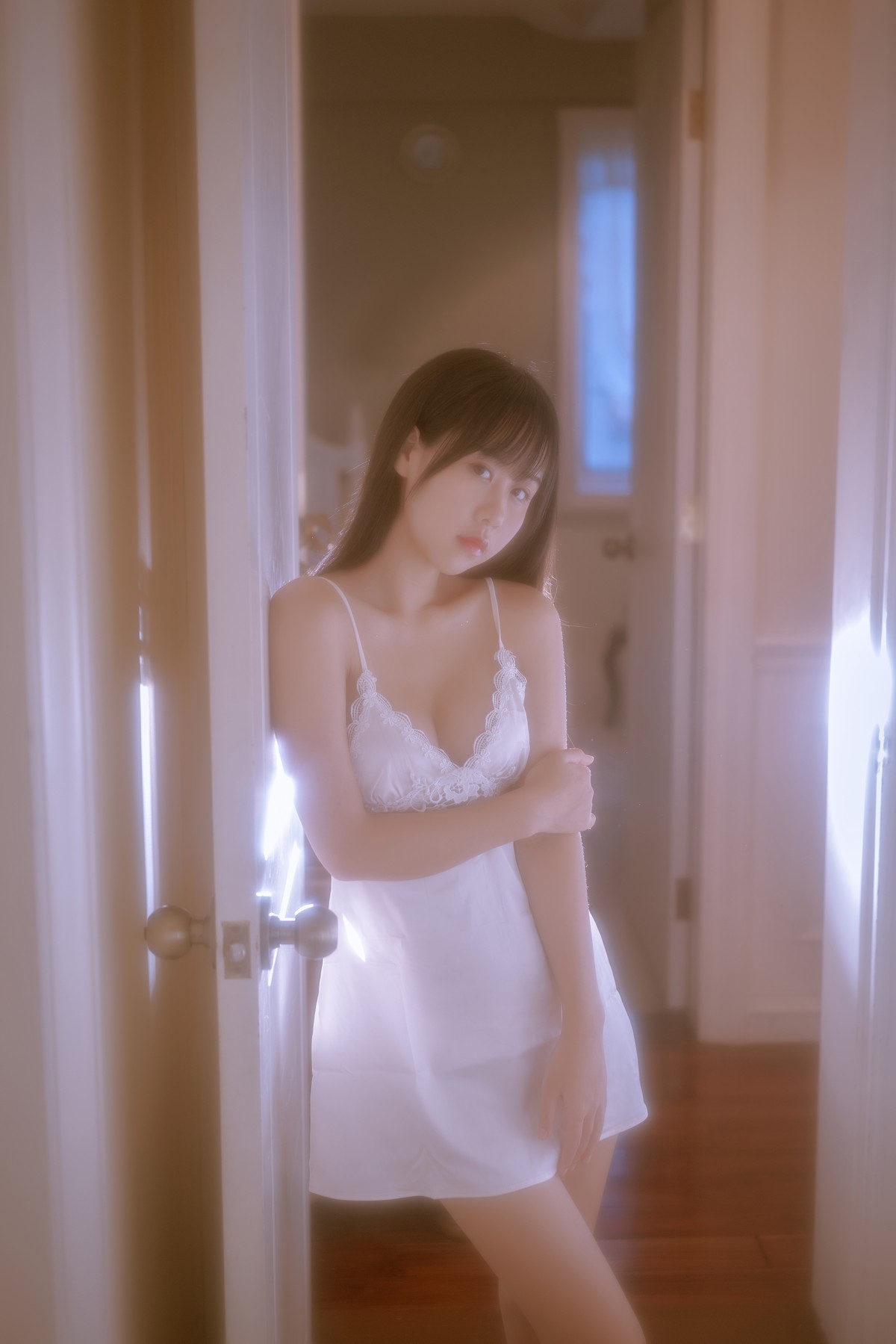 xgyw.top_阳光美少女萌芽儿o0遐私房主题性感白色蕾丝低胸吊裙秀白嫩肌肤撩人诱惑写真43P
