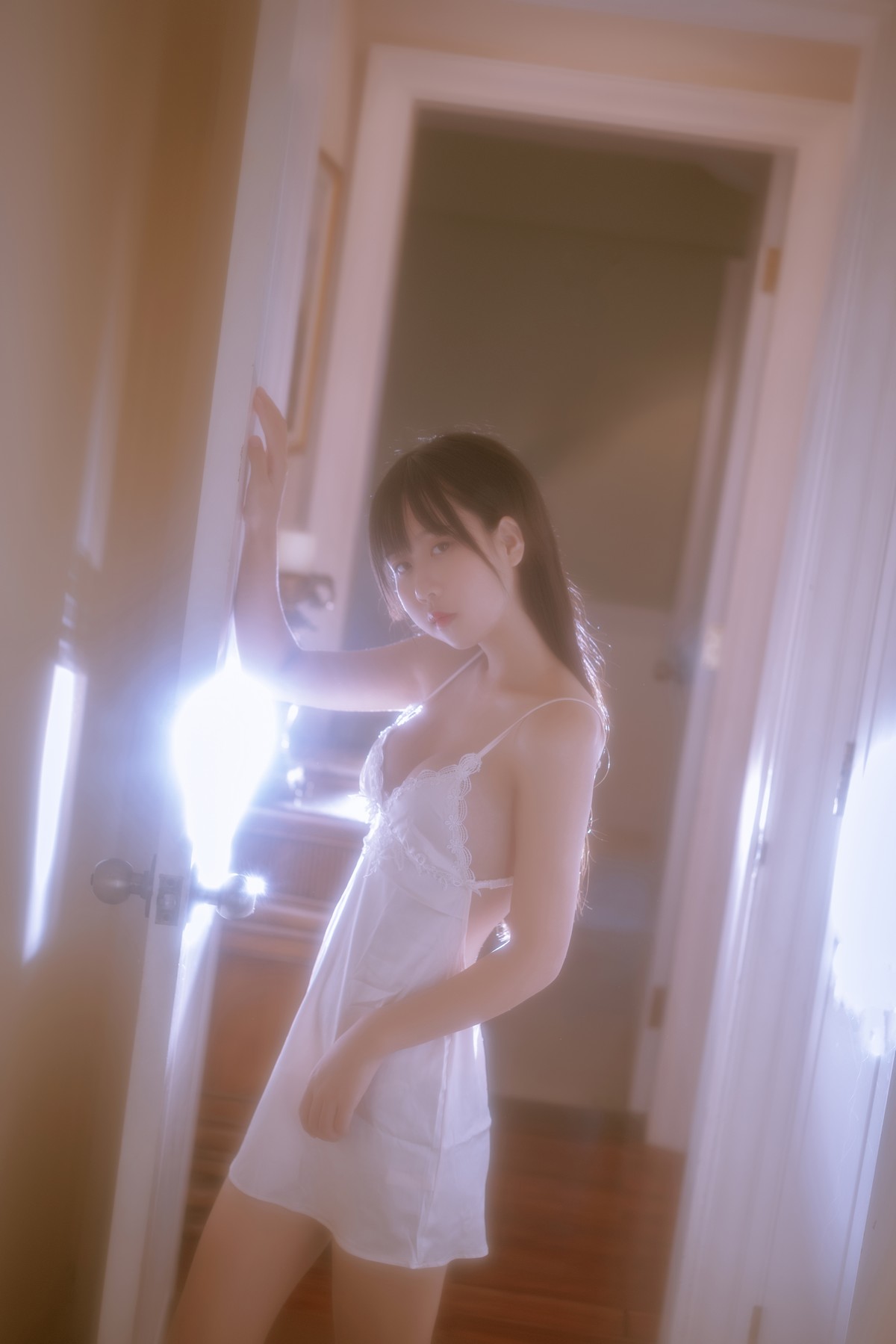 xgyw.top_阳光美少女萌芽儿o0遐私房主题性感白色蕾丝低胸吊裙秀白嫩肌肤撩人诱惑写真43P