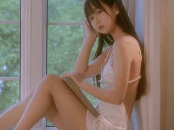 阳光美少女萌芽儿o0遐私人主题性感白色蕾丝低胸吊裙秀白皙肌肤撩人骚扰写真43P
