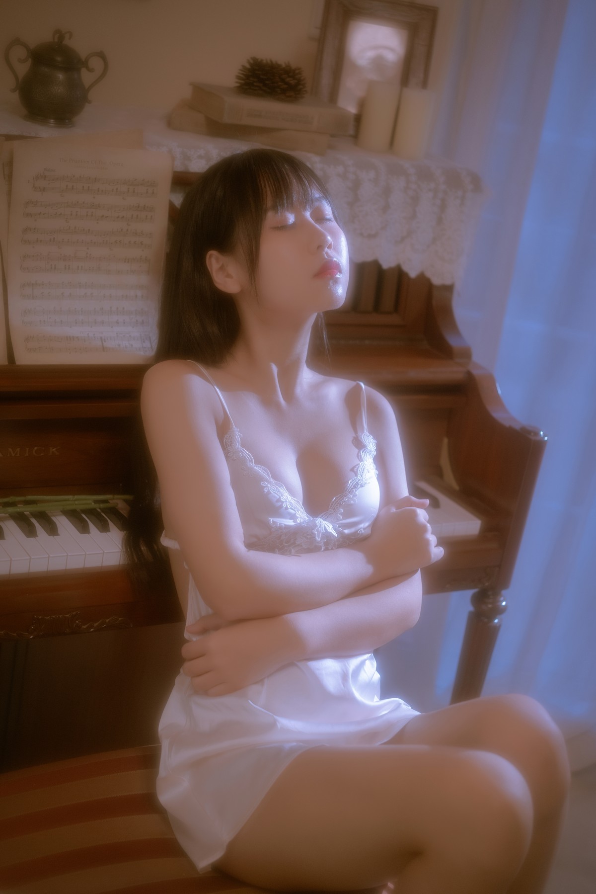 xgyw.top_阳光美少女萌芽儿o0遐私房主题性感白色蕾丝低胸吊裙秀白嫩肌肤撩人诱惑写真43P