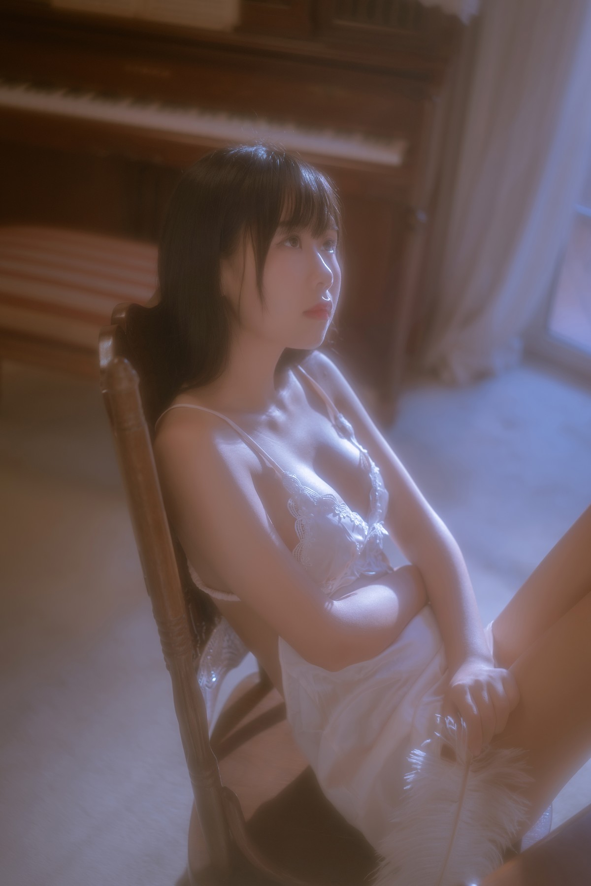 xgyw.top_阳光美少女萌芽儿o0遐私房主题性感白色蕾丝低胸吊裙秀白嫩肌肤撩人诱惑写真43P