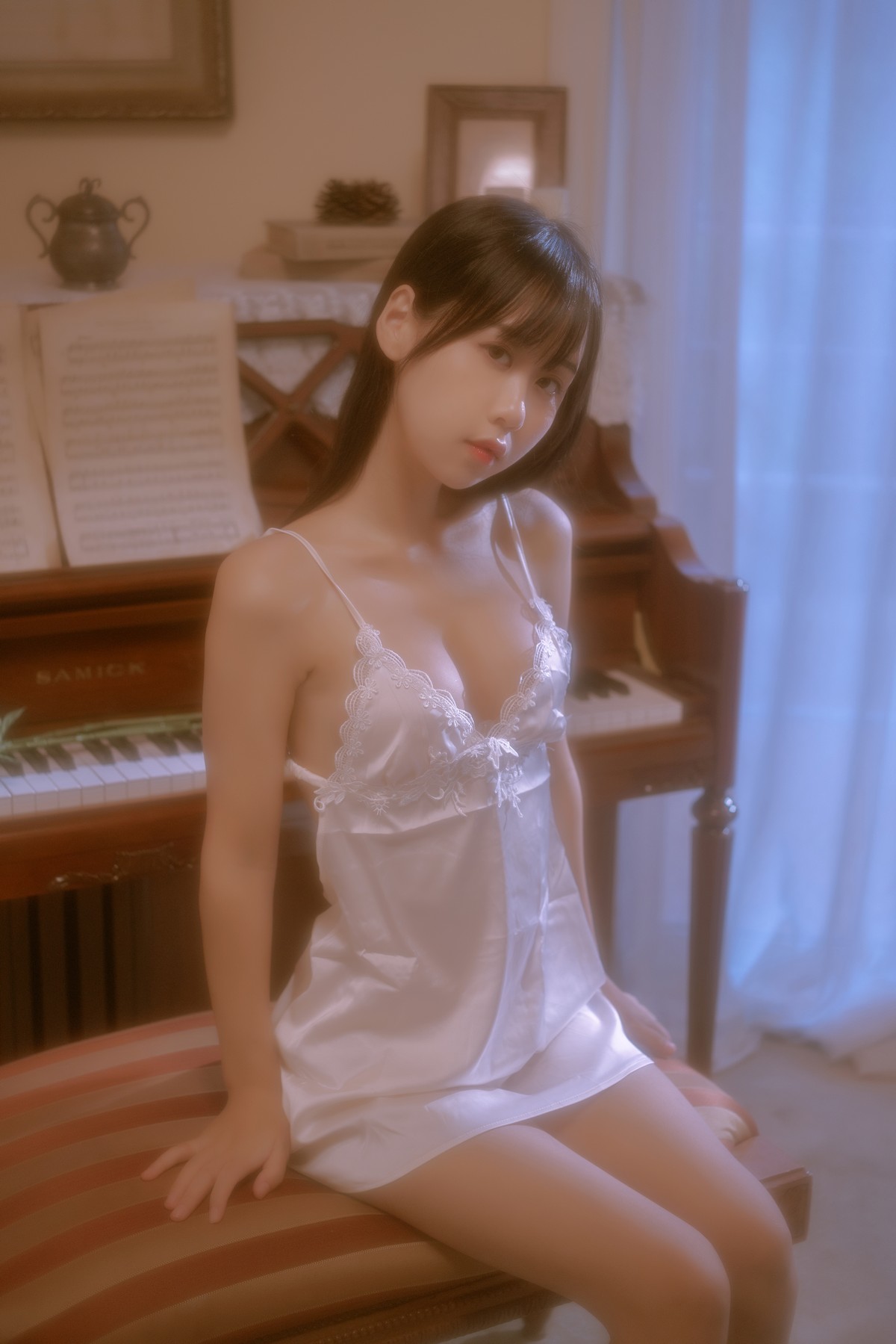 xgyw.top_阳光美少女萌芽儿o0遐私房主题性感白色蕾丝低胸吊裙秀白嫩肌肤撩人诱惑写真43P