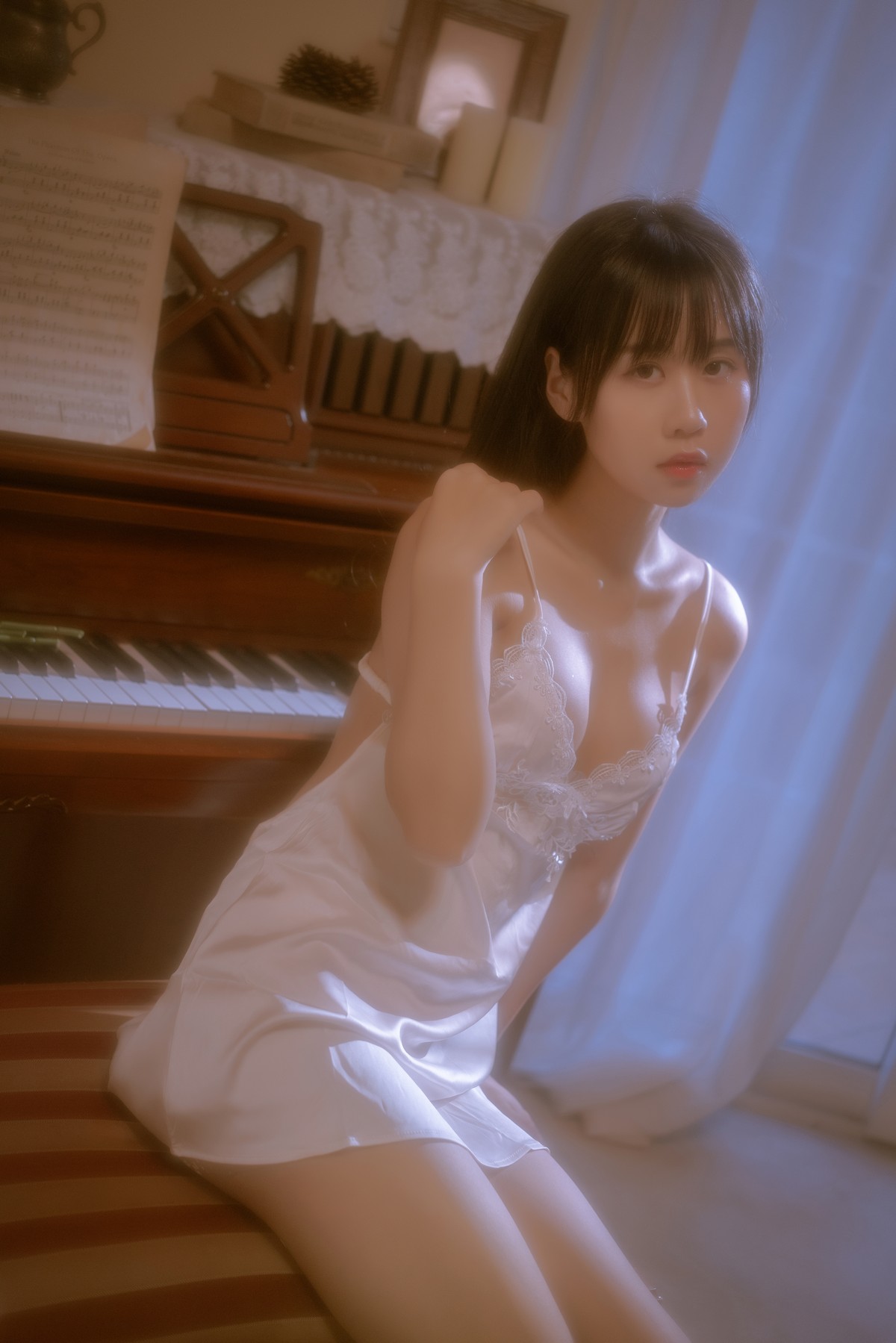 xgyw.top_阳光美少女萌芽儿o0遐私房主题性感白色蕾丝低胸吊裙秀白嫩肌肤撩人诱惑写真43P