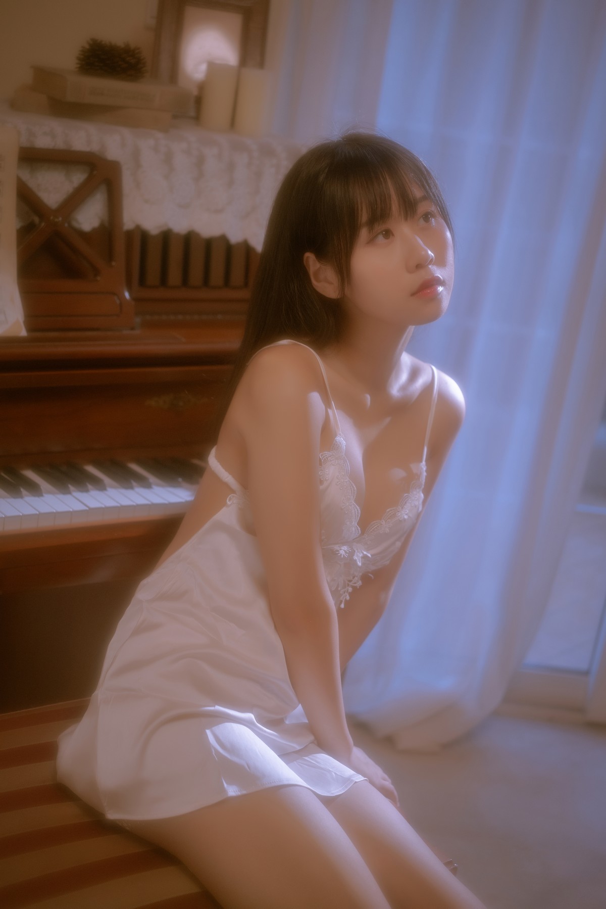 xgyw.top_阳光美少女萌芽儿o0遐私房主题性感白色蕾丝低胸吊裙秀白嫩肌肤撩人诱惑写真43P