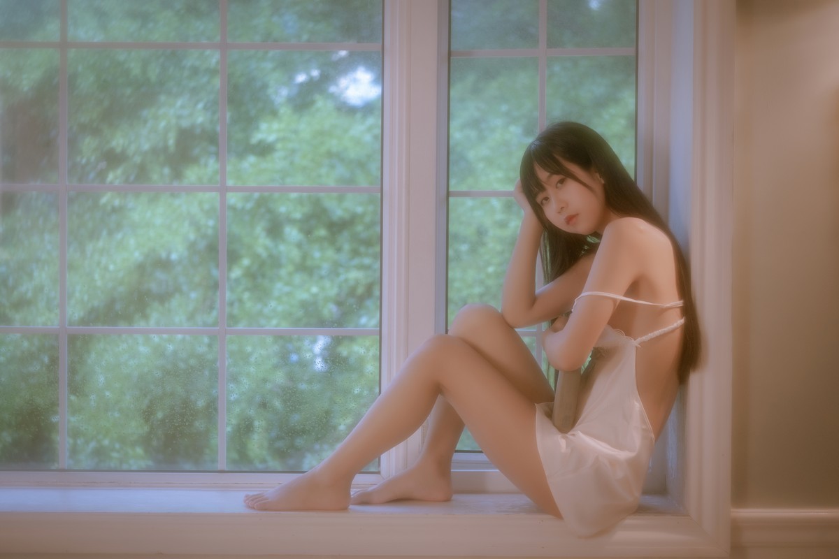 xgyw.top_阳光美少女萌芽儿o0遐私房主题性感白色蕾丝低胸吊裙秀白嫩肌肤撩人诱惑写真43P