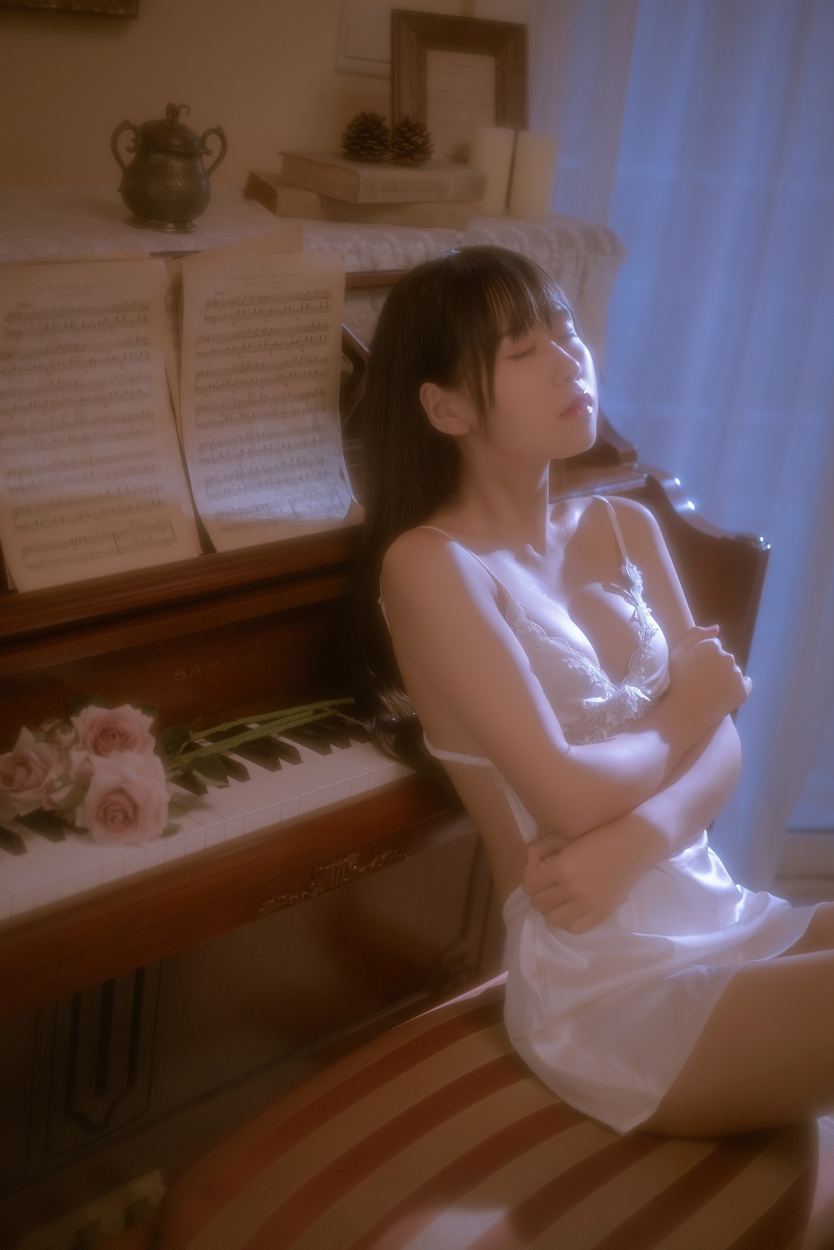 xgyw.top_阳光美少女萌芽儿o0遐私房主题性感白色蕾丝低胸吊裙秀白嫩肌肤撩人诱惑写真43P