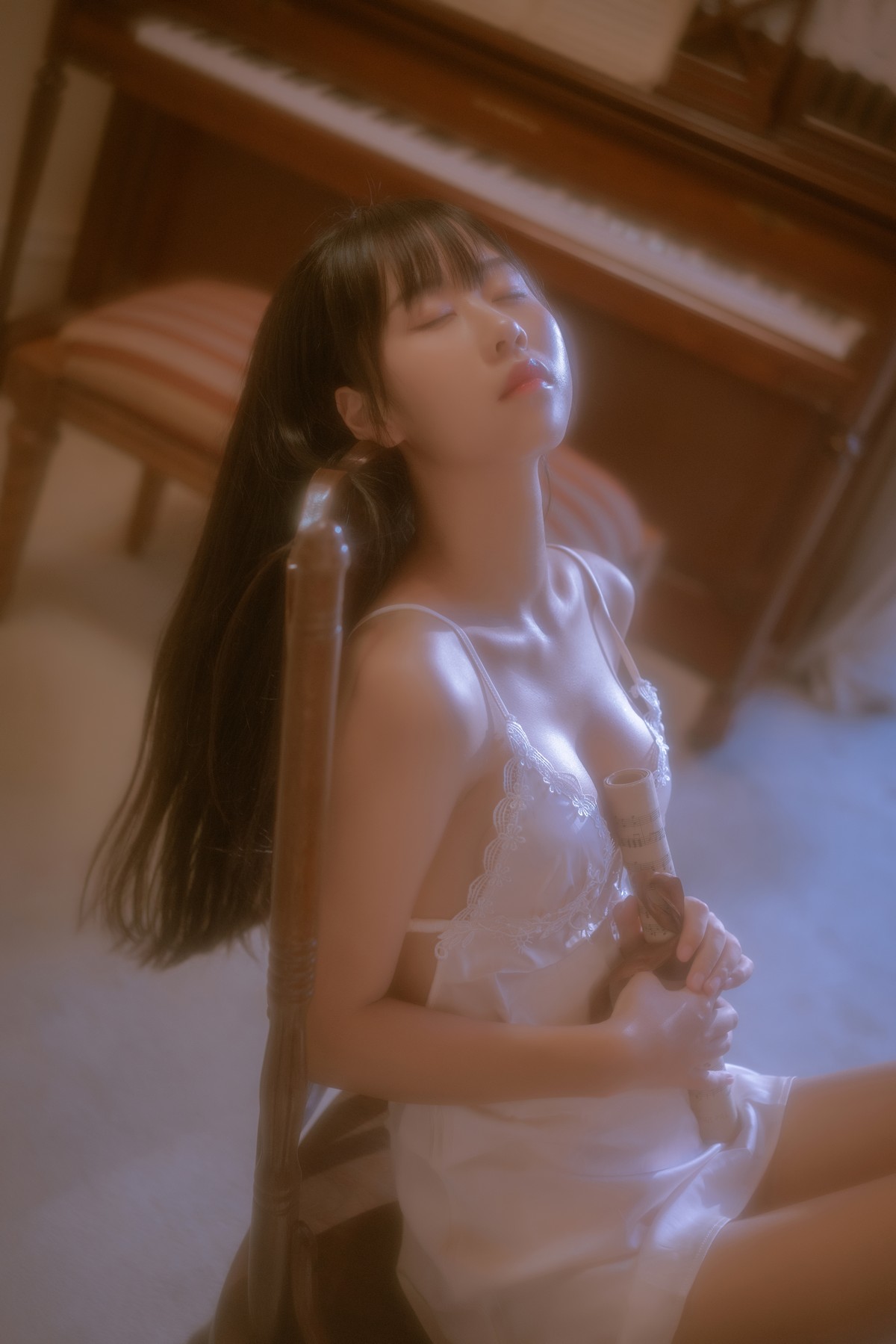xgyw.top_阳光美少女萌芽儿o0遐私房主题性感白色蕾丝低胸吊裙秀白嫩肌肤撩人诱惑写真43P