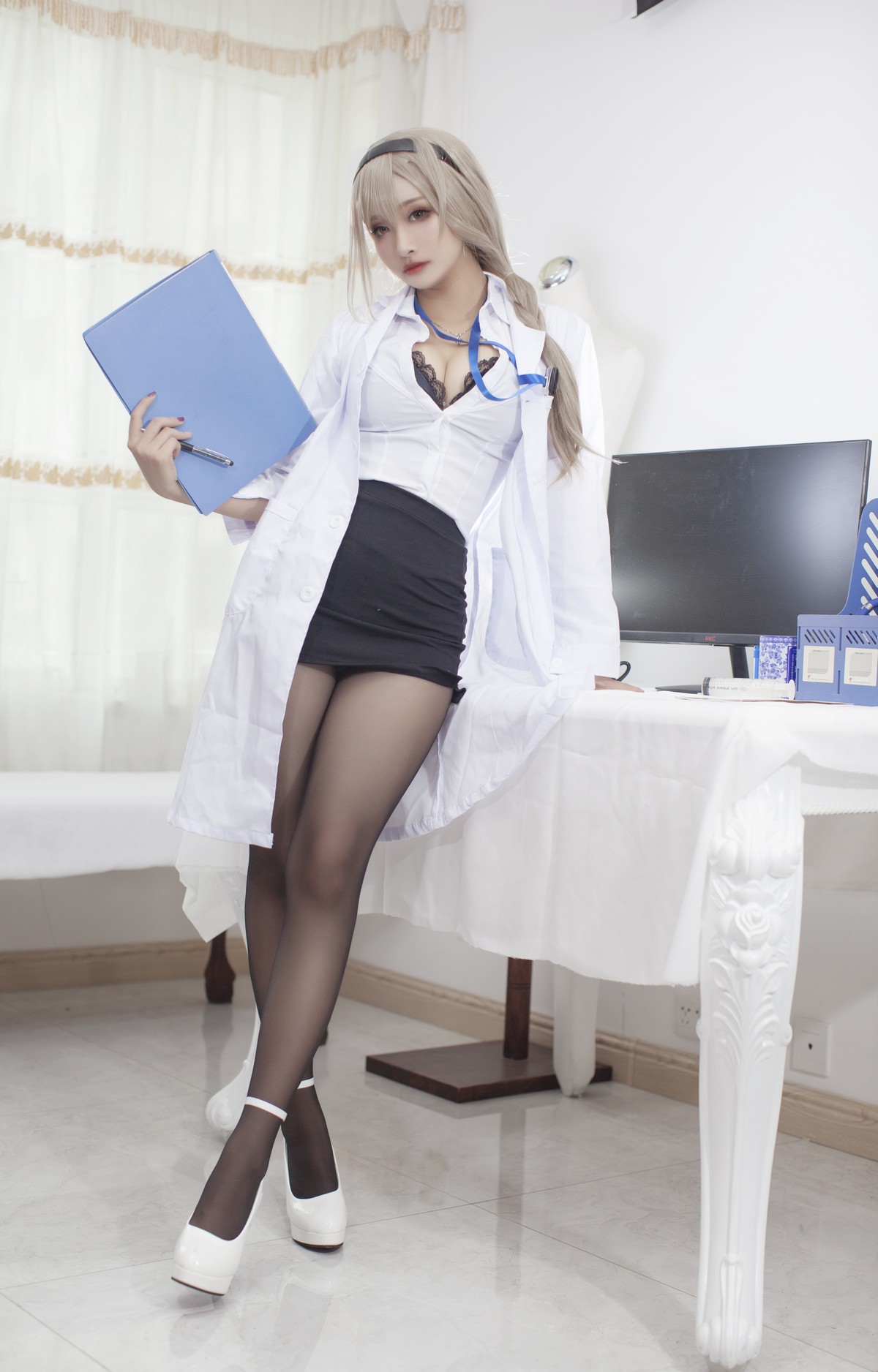 xgyw.top_动漫博主洛璃LoLiSAMA实习医生伊格主题白衬衣配黑短裙半脱露性感内衣诱惑写真34P