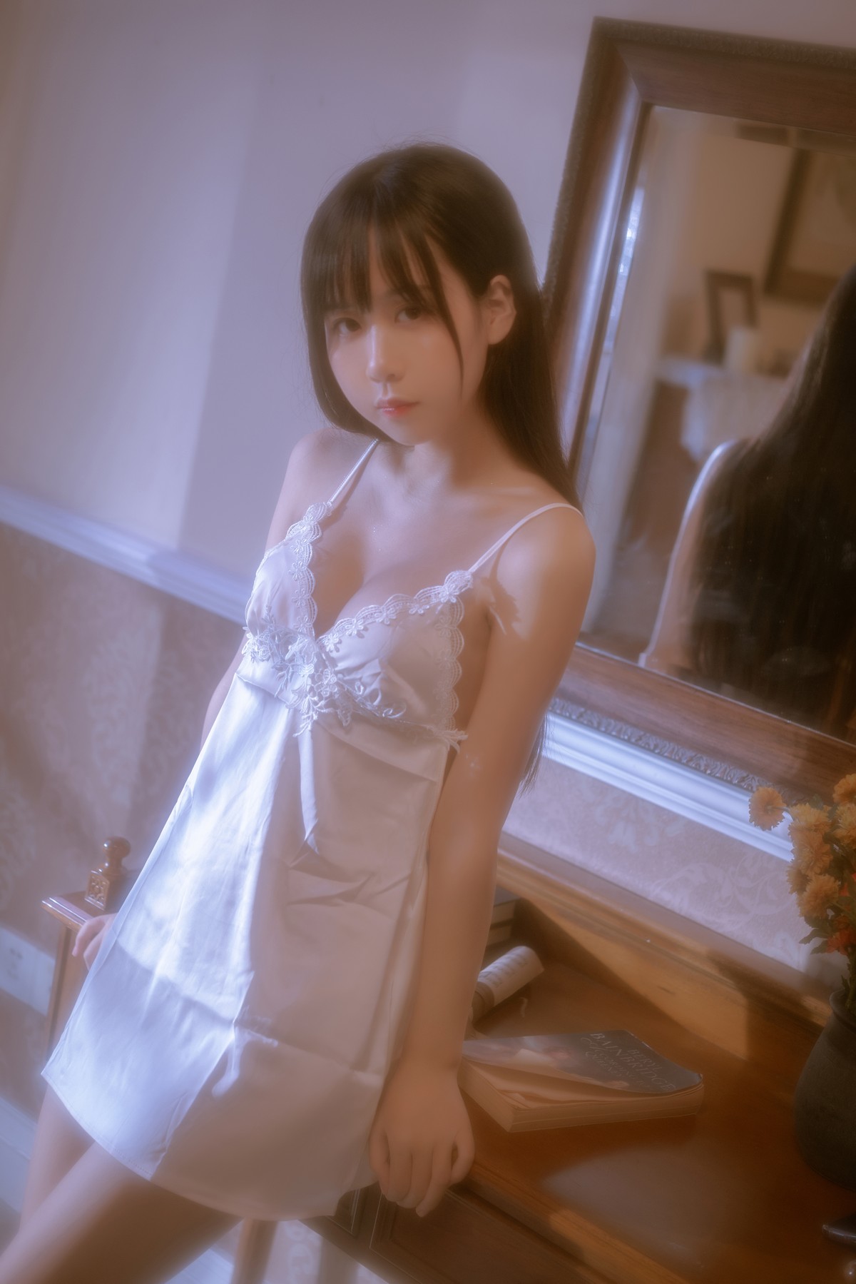 xgyw.top_阳光美少女萌芽儿o0遐私房主题性感白色蕾丝低胸吊裙秀白嫩肌肤撩人诱惑写真43P