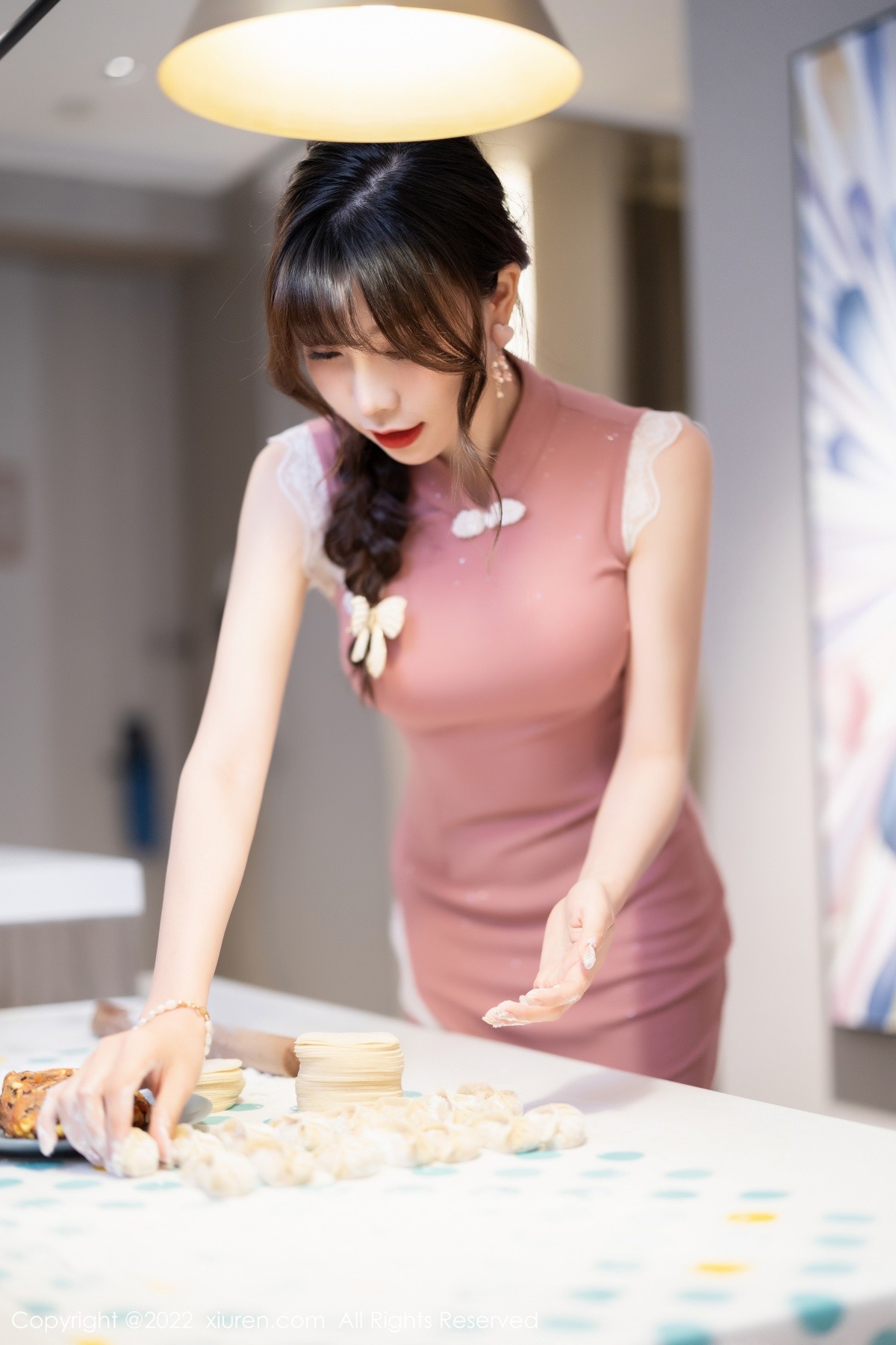 xgyw.top_XiuRen第4848期_女神芝芝Booty厨娘角色主题粉红色旗袍配黑丝裤袜极致魅惑写真78P