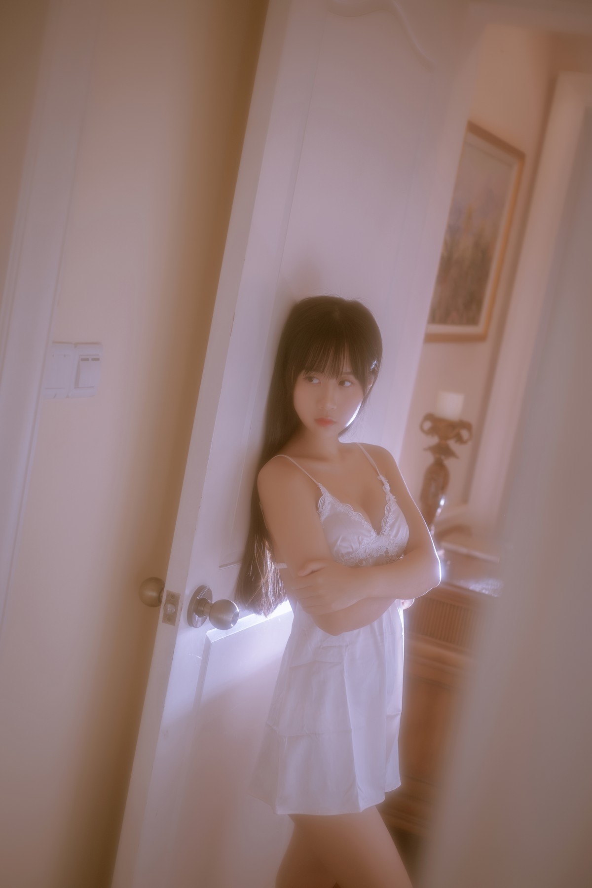 xgyw.top_阳光美少女萌芽儿o0遐私房主题性感白色蕾丝低胸吊裙秀白嫩肌肤撩人诱惑写真43P