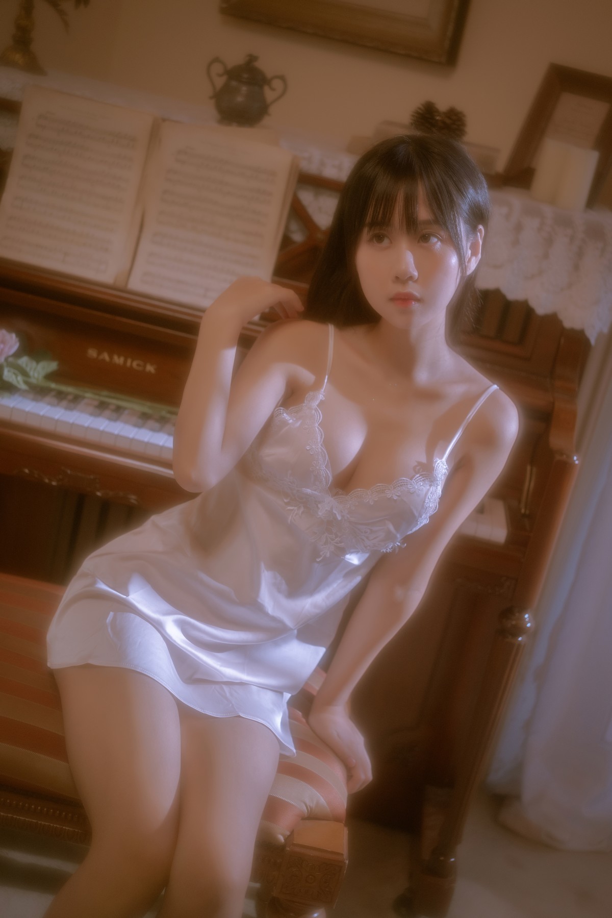 xgyw.top_阳光美少女萌芽儿o0遐私房主题性感白色蕾丝低胸吊裙秀白嫩肌肤撩人诱惑写真43P