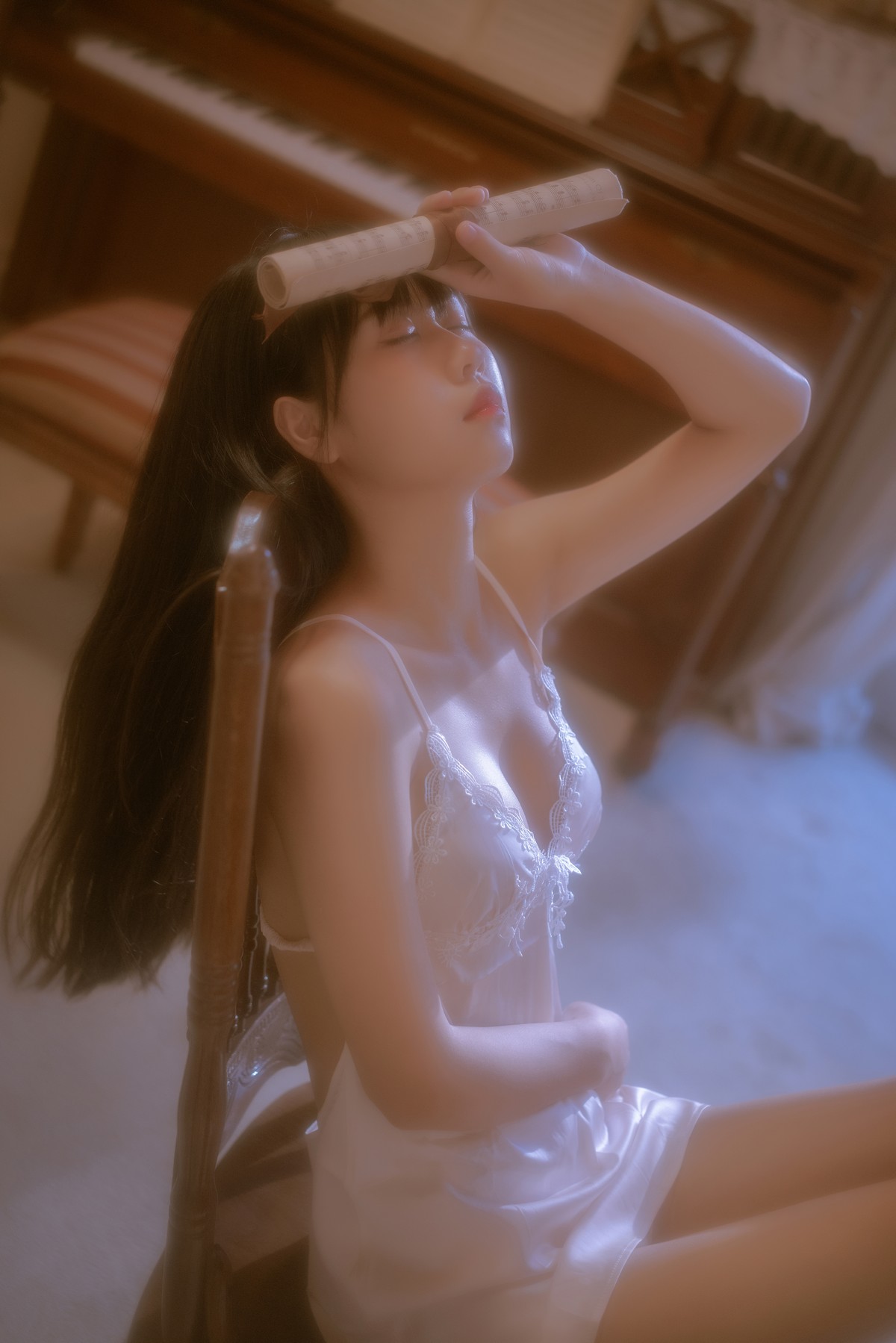 xgyw.top_阳光美少女萌芽儿o0遐私房主题性感白色蕾丝低胸吊裙秀白嫩肌肤撩人诱惑写真43P