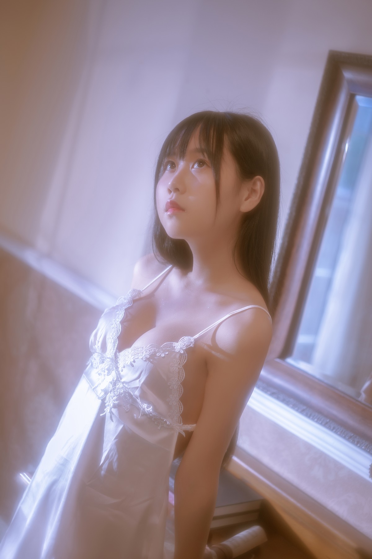 xgyw.top_阳光美少女萌芽儿o0遐私房主题性感白色蕾丝低胸吊裙秀白嫩肌肤撩人诱惑写真43P