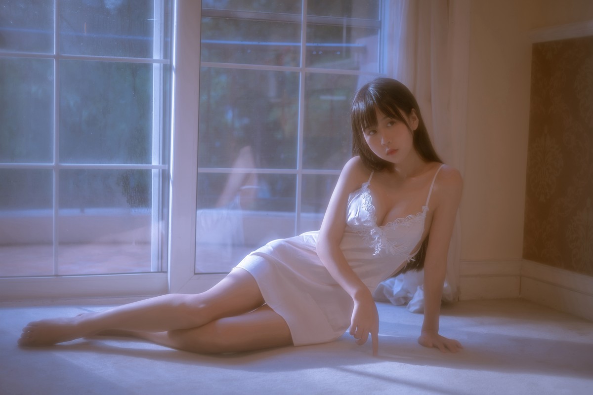xgyw.top_阳光美少女萌芽儿o0遐私房主题性感白色蕾丝低胸吊裙秀白嫩肌肤撩人诱惑写真43P