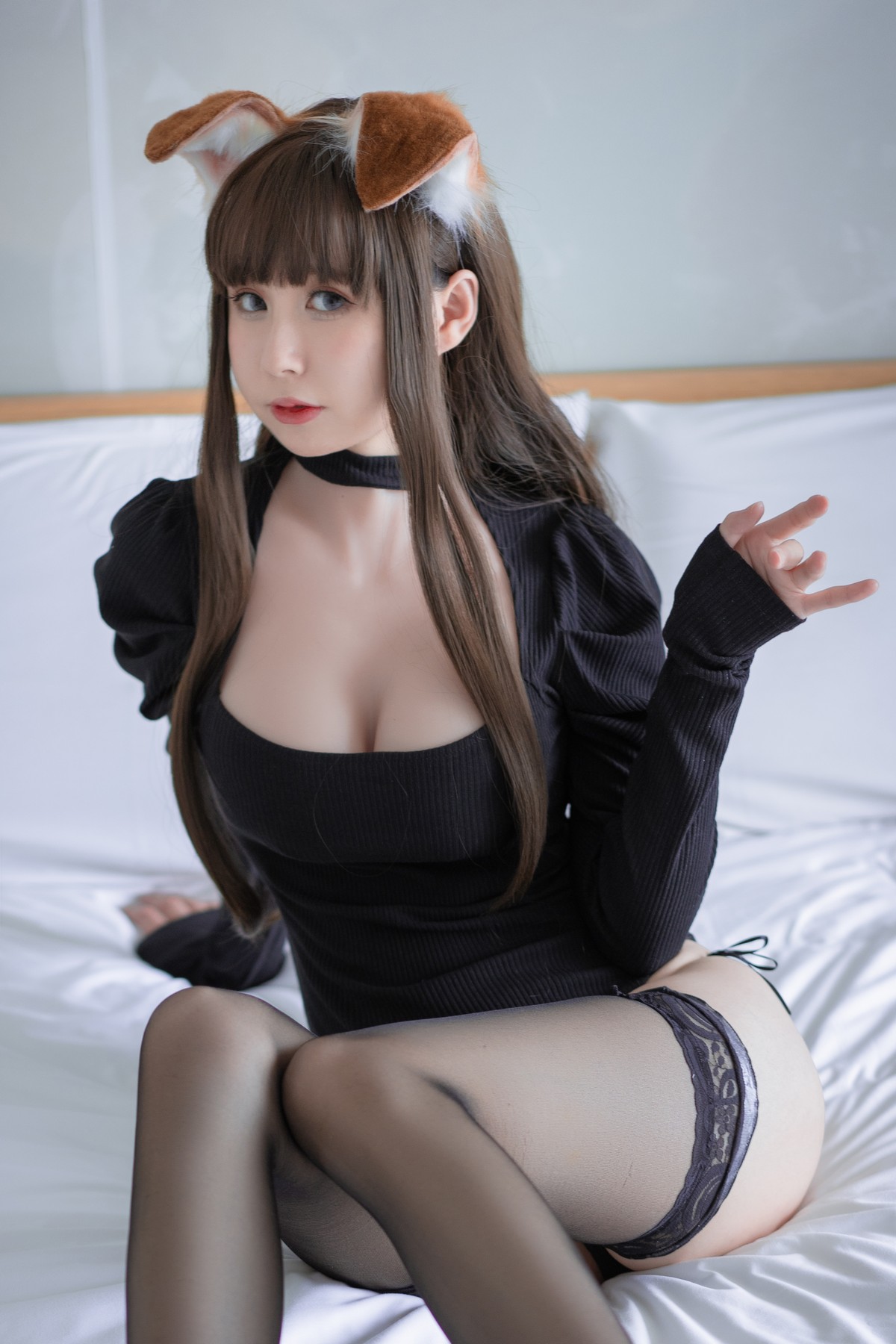 xgyw.top_网络美女西园寺南歌折耳犬黑色连体衣主题低胸服饰配蕾丝袜秀豪乳翘臀诱惑写真30P